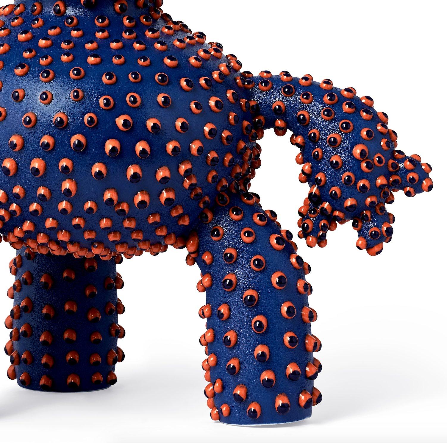 Dunkelblaue gepunktete Häschen-Skulptur, Ahryun Lee im Zustand „Neu“ im Angebot in New York, NY