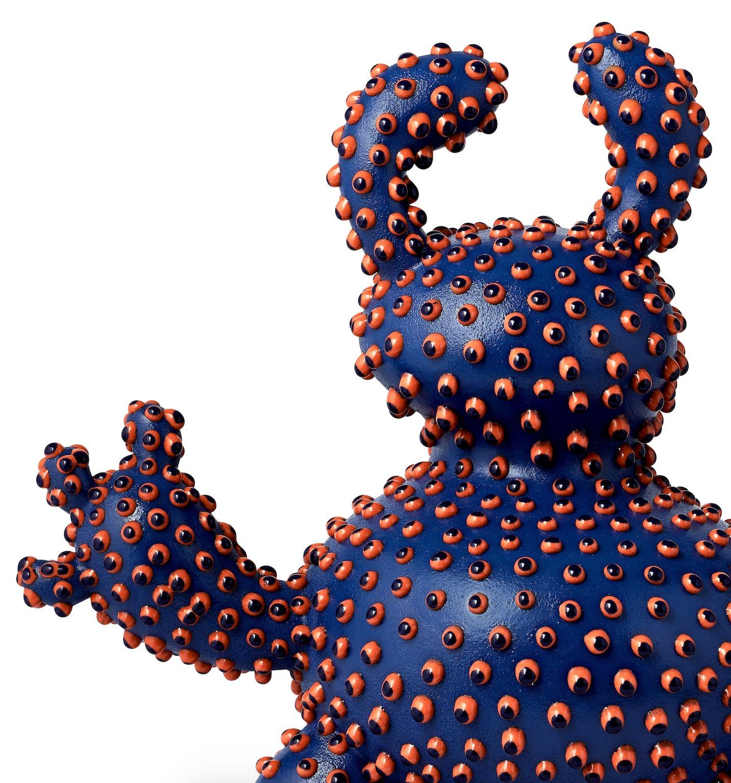 Dunkelblaue gepunktete Häschen-Skulptur, Ahryun Lee (Porzellan) im Angebot