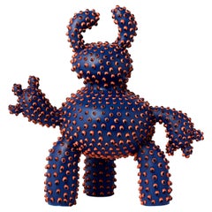 Dunkelblaue gepunktete Häschen-Skulptur, Ahryun Lee