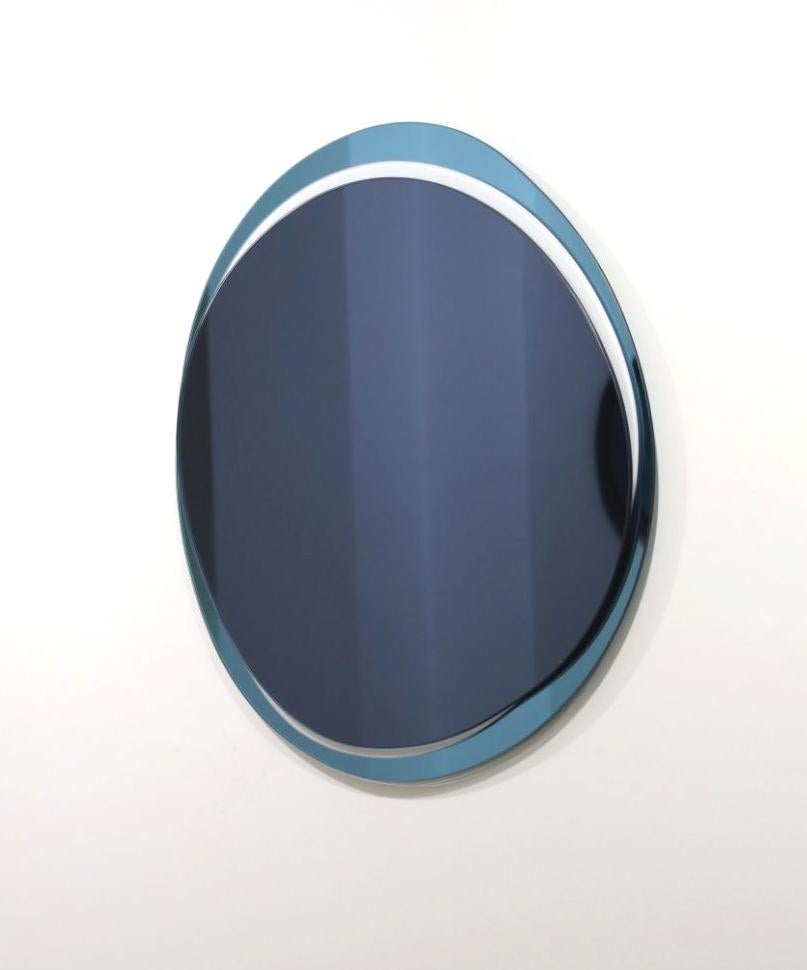Dunkelblaue Eklipse X-großer handgeformter Spiegel, Laurene Guarneri
Limitierte Ausgabe.
Handgefertigt.
MATERIALIEN: Dunkelblauer Spiegel, weißes Glas, himmelblauer Spiegel.
Abmessungen: 100 x 100 cm

Laurène Guarneri ist eine in Paris ansässige