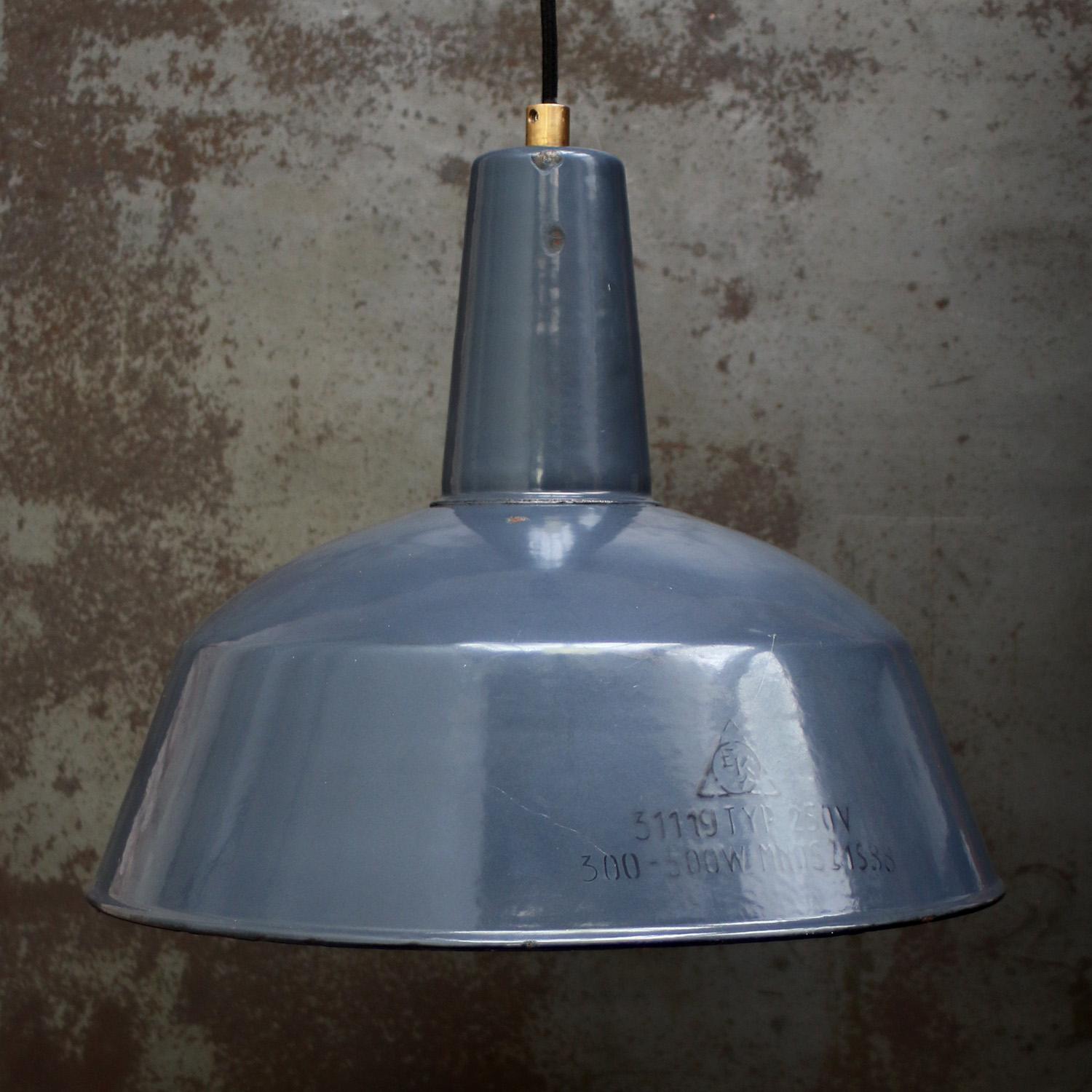 Pendente industriale vintage.
Smalto blu con interno bianco.

Peso: 2,70 kg / 6 lb

Prezzo per singolo articolo. Tutte le lampade sono state rese idonee dagli standard internazionali per le lampadine a incandescenza, a risparmio energetico e a LED.