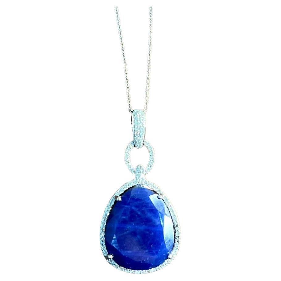 Collana con zaffiro sfaccettato blu scuro e diamante a raggiera in oro bianco 14 carati