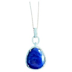 Dunkelblauer facettierter Saphir Cabochon 14K Weißgold Diamant Halo-Anhänger Halskette