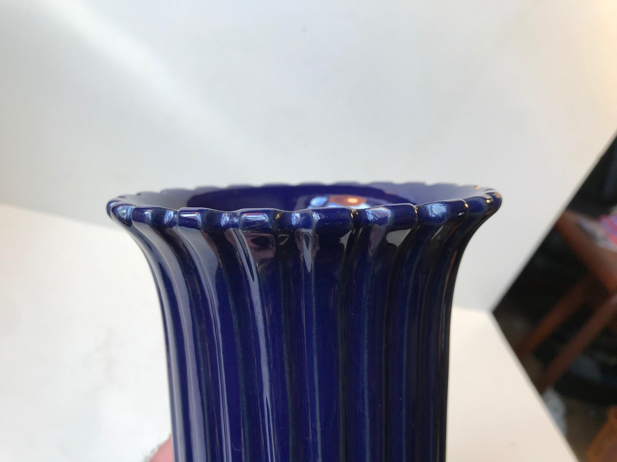 Danois Vase en céramique cannelé bleu foncé par Eslau:: Danemark:: 1970