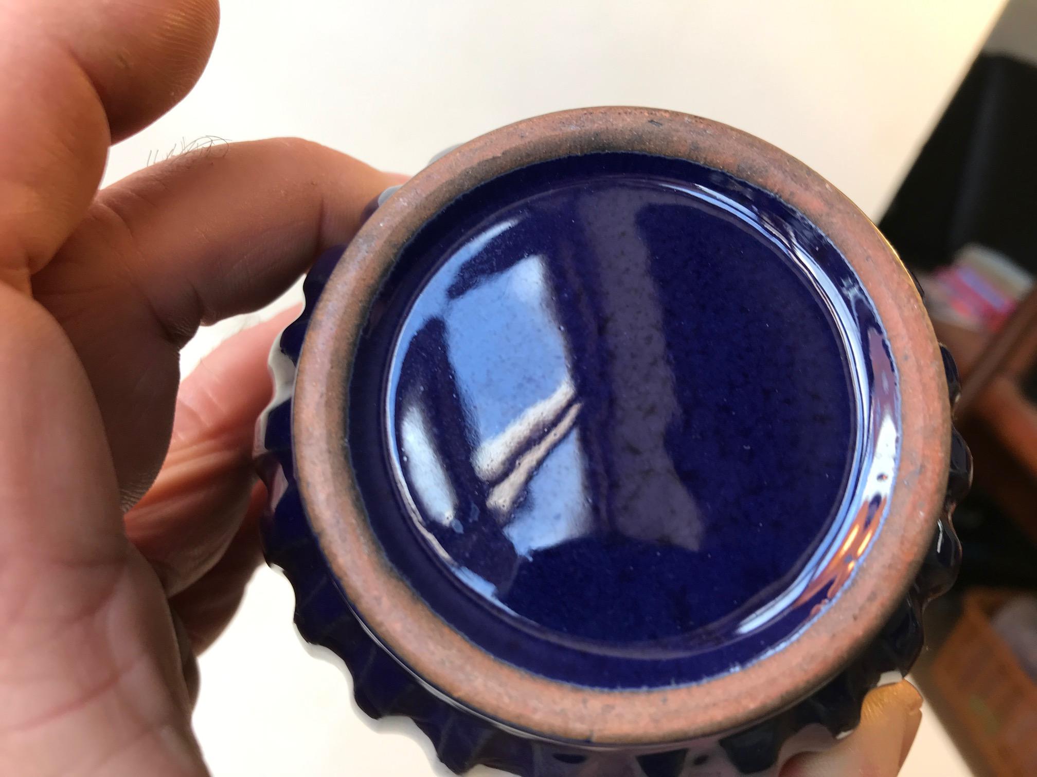 Vernissé Vase en céramique cannelé bleu foncé par Eslau:: Danemark:: 1970