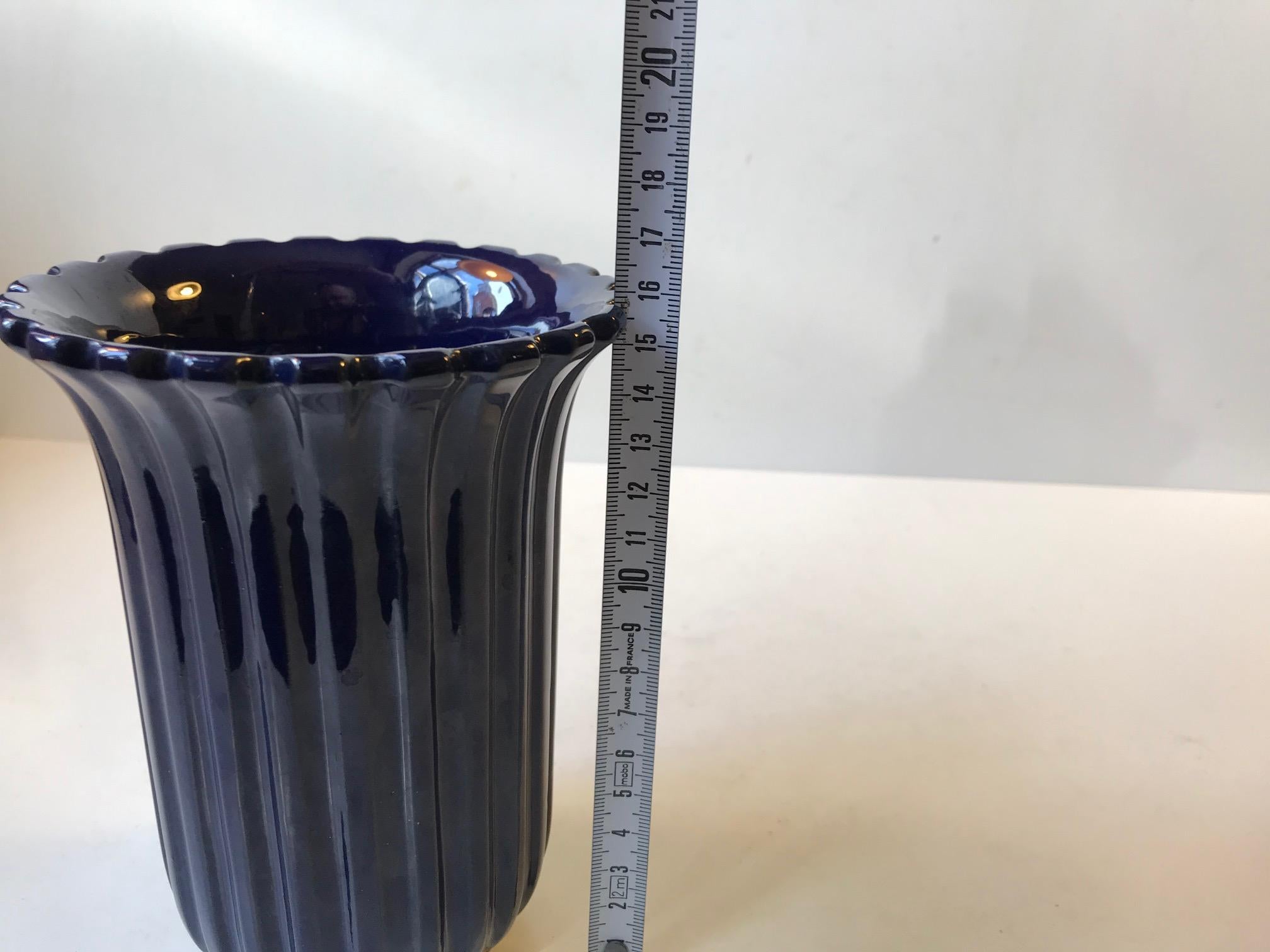 Vase en céramique cannelé bleu foncé par Eslau:: Danemark:: 1970 Bon état à Esbjerg, DK