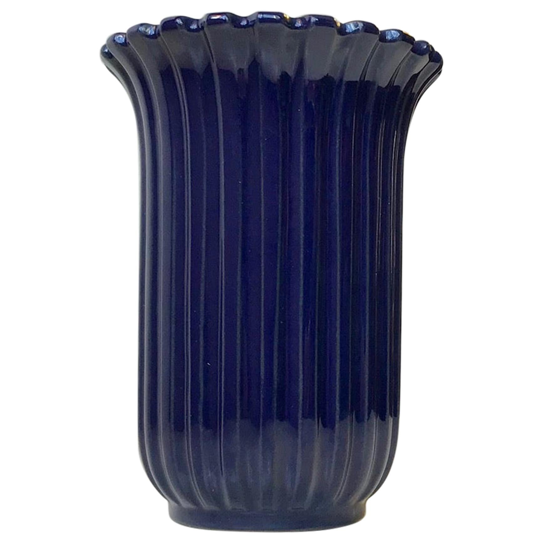 Vase en céramique cannelé bleu foncé par Eslau:: Danemark:: 1970
