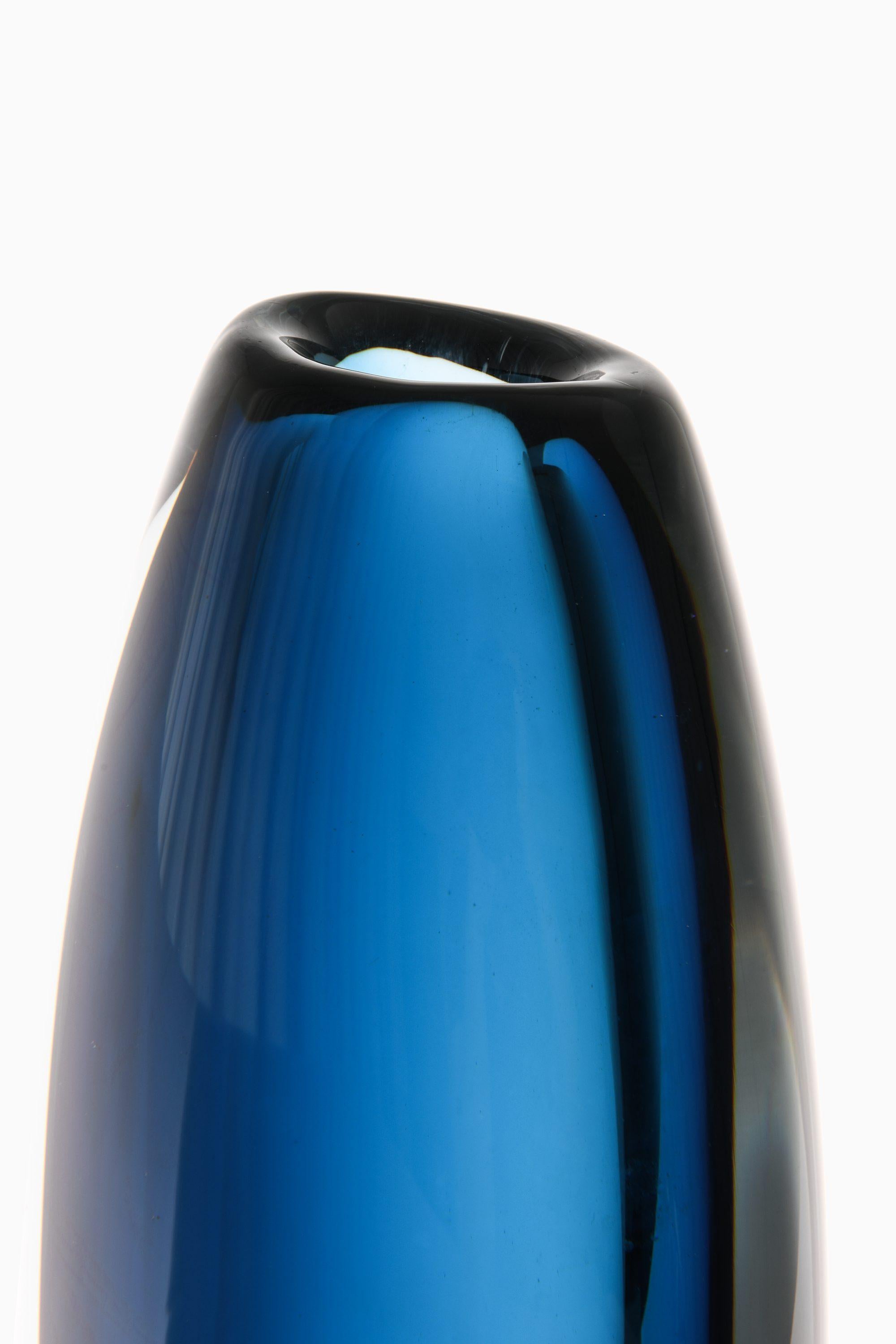 Dark Blue Glass Vase by Vicke Lindstrand, 1960's In Good Condition For Sale In Limhamn, Skåne län