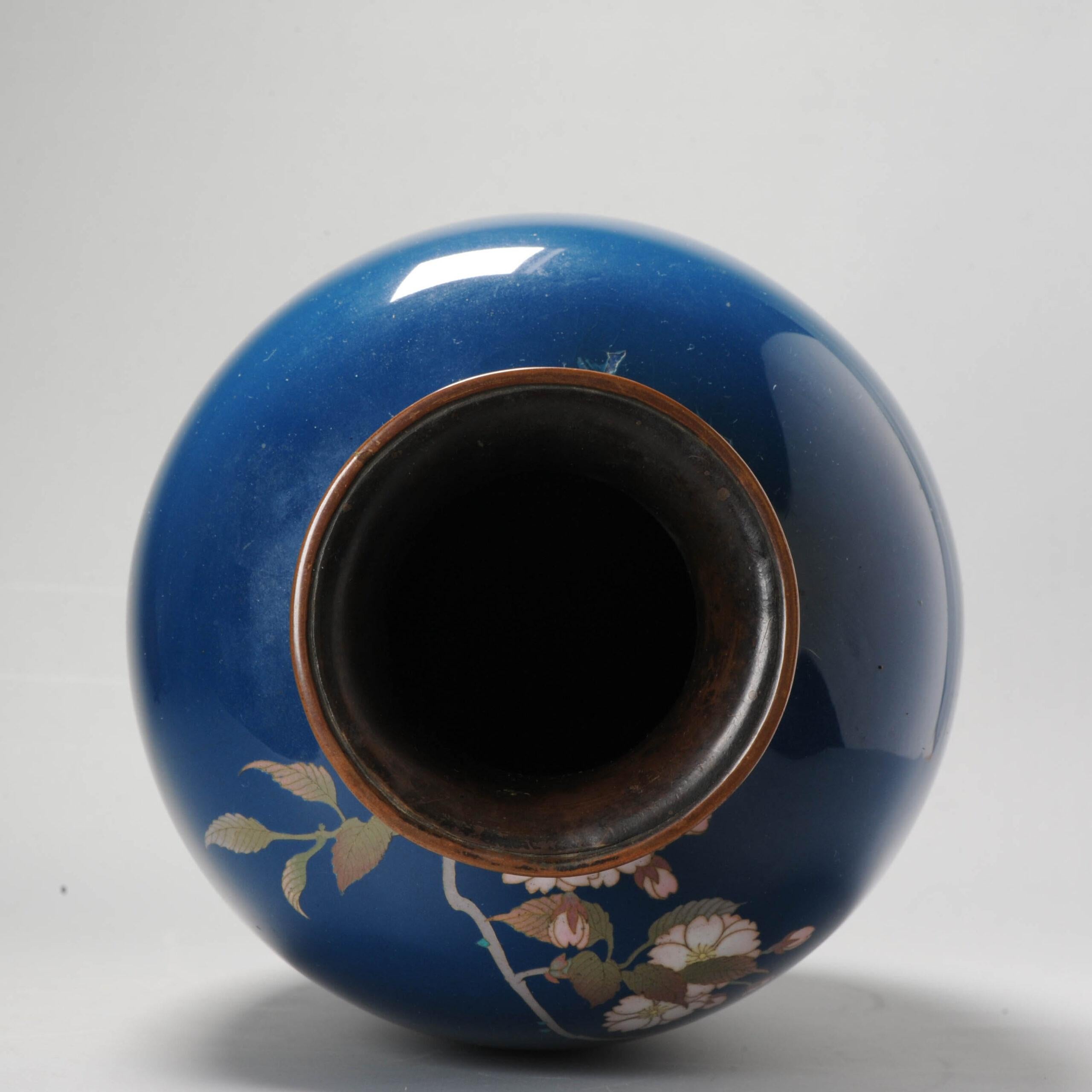 Vaso a fondo blu scuro con fiori e uccelli smalto cloisonné Epoca Meiji, XIX sec. In condizioni buone in vendita a Amsterdam, Noord Holland