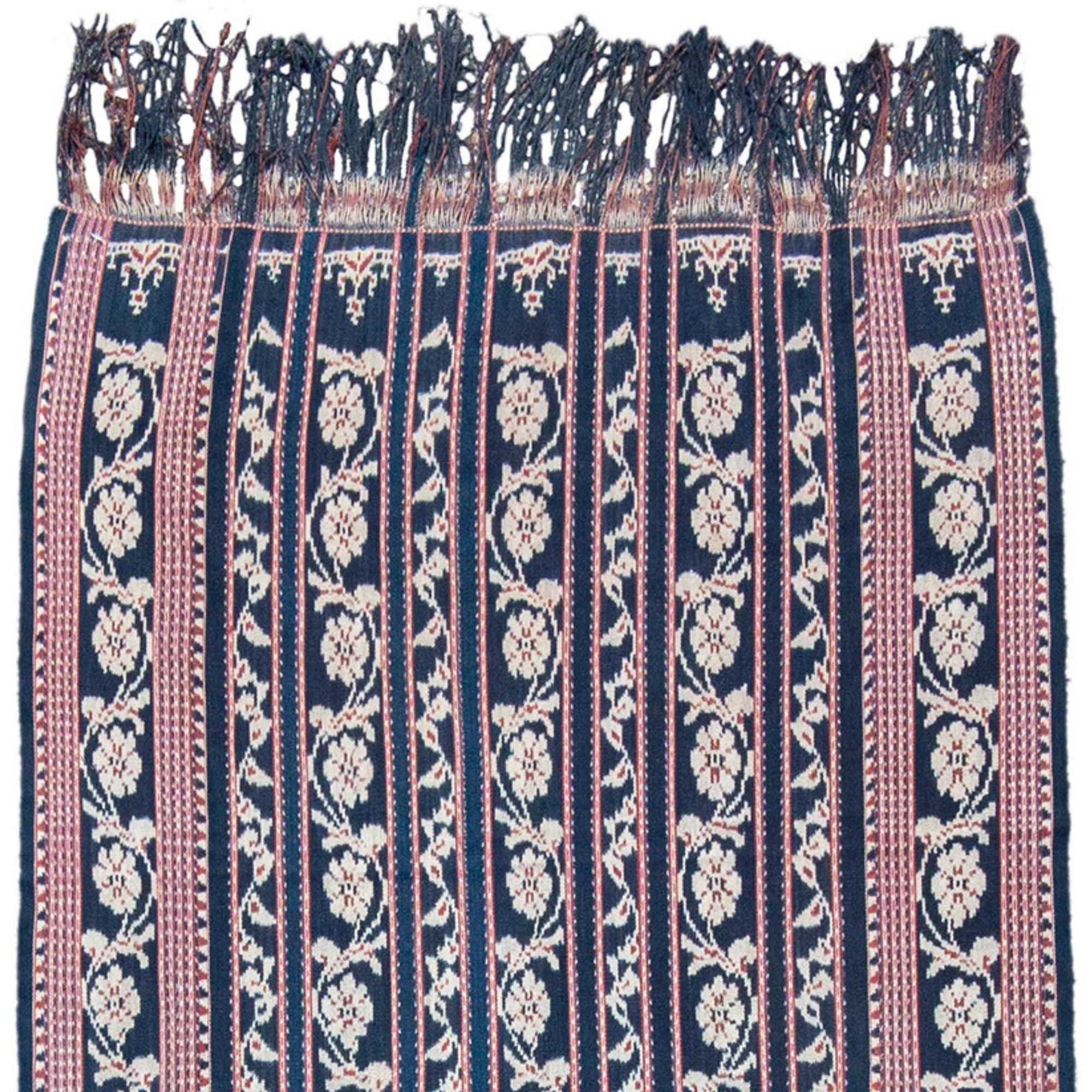 Tessuto Ikat blu scuro con motivi floreali, 20° secolo (2° trimestre)

Informazioni aggiuntive: 
Dimensioni: 2'4