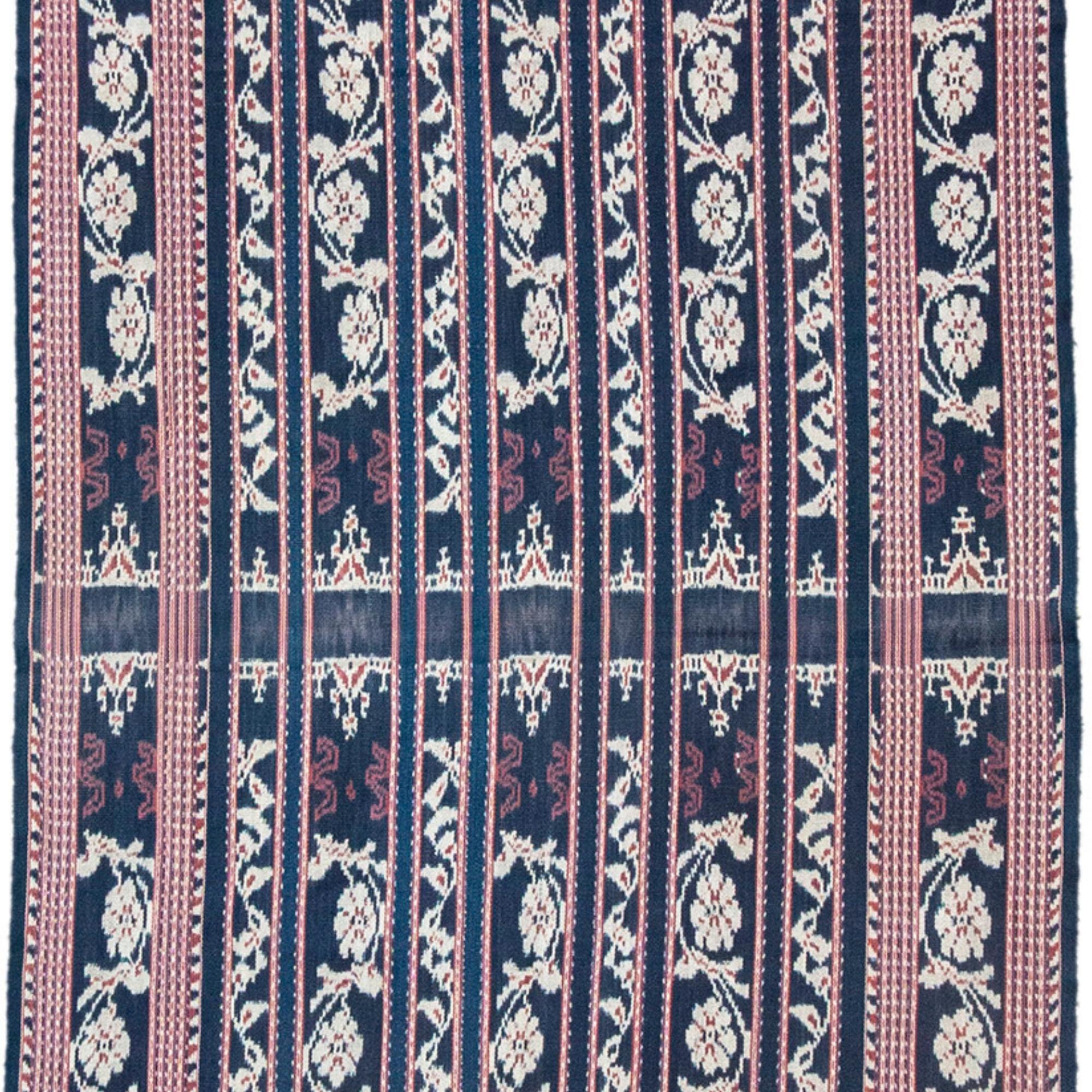 Indonesiano Tessuto Ikat blu scuro con motivi floreali, 20° secolo (2° trimestre) in vendita
