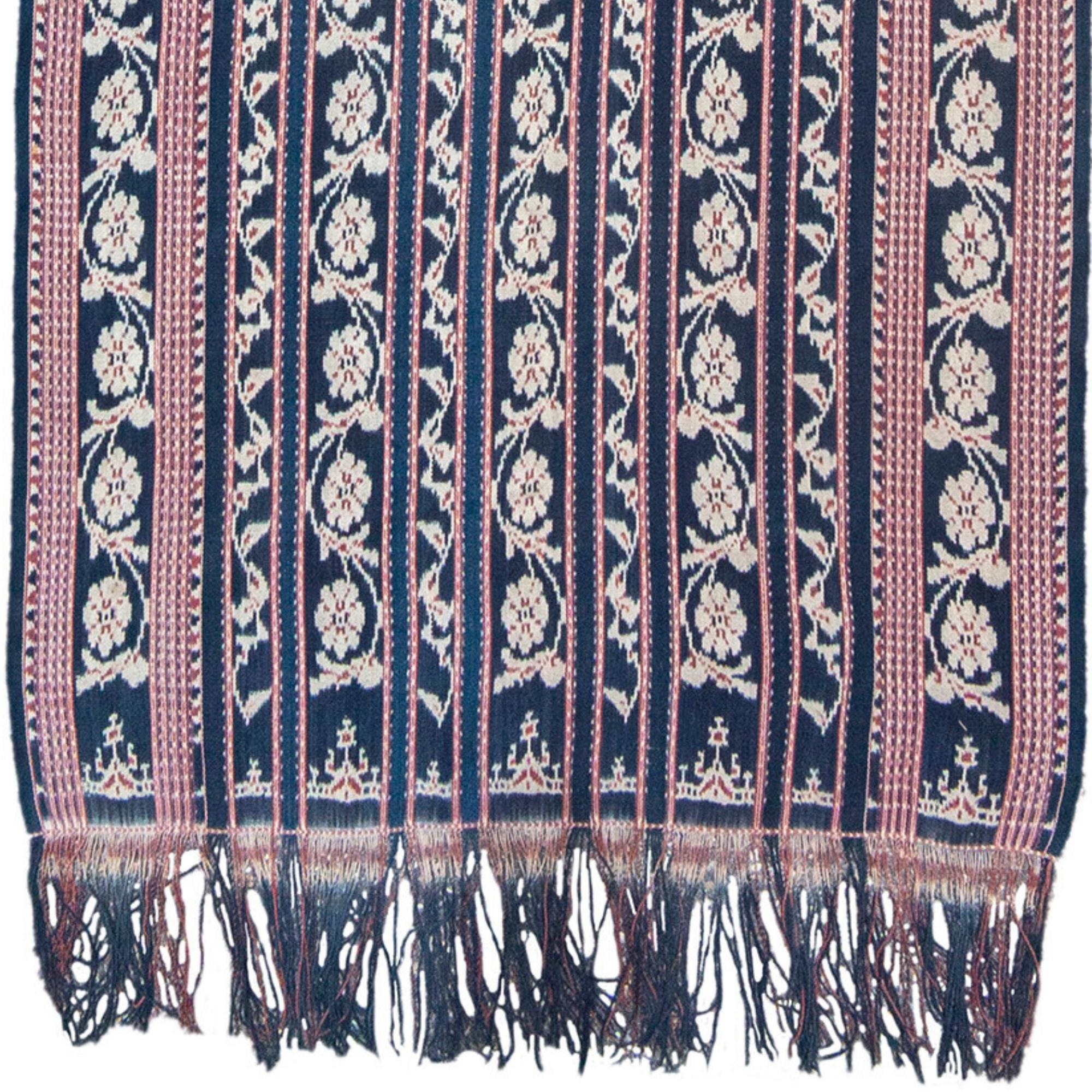 Tessuto a mano Tessuto Ikat blu scuro con motivi floreali, 20° secolo (2° trimestre) in vendita