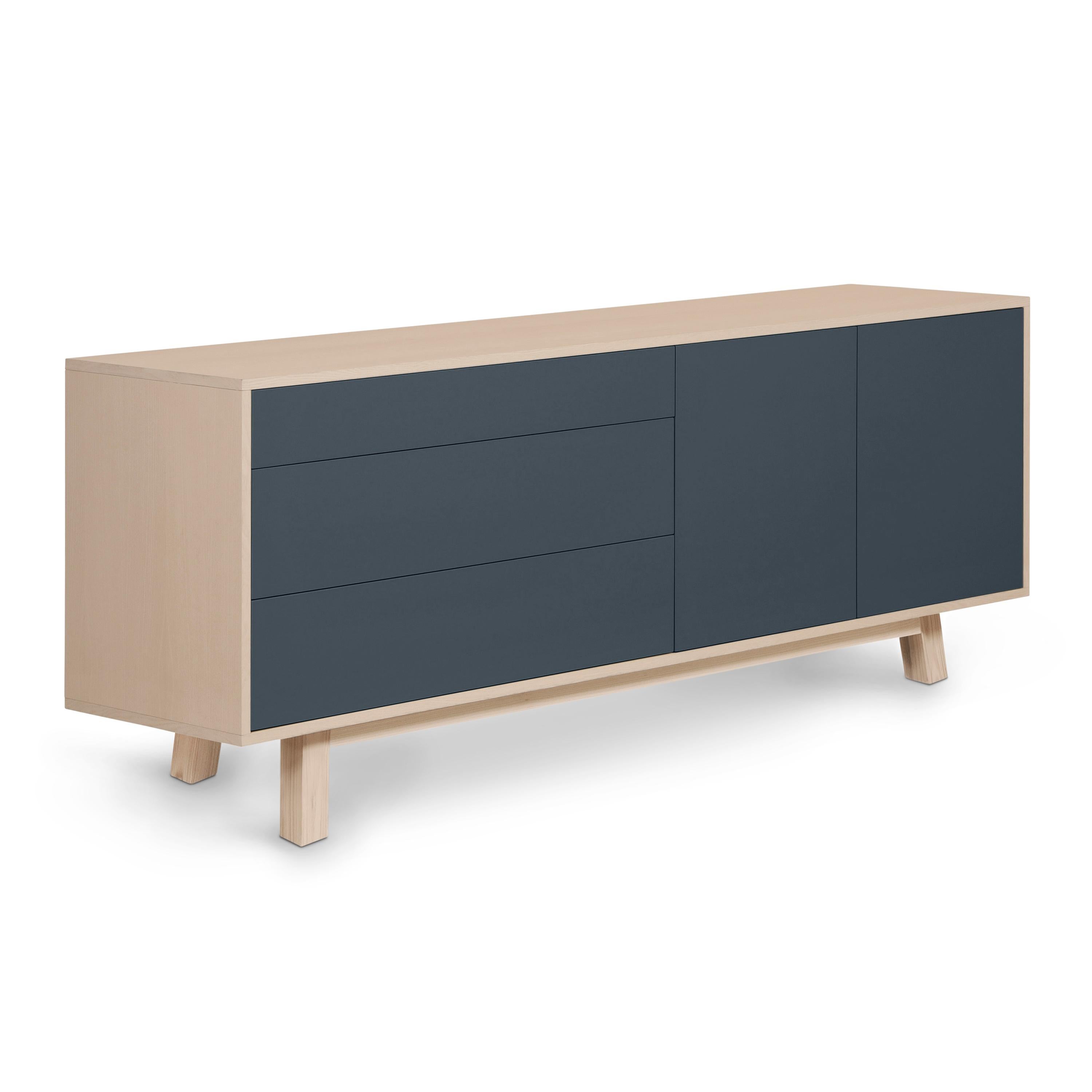 Skandinavisches Sideboard aus Holz für das Esszimmer mit Schubladen und Türen von Eric Gizard Paris  im Angebot 1