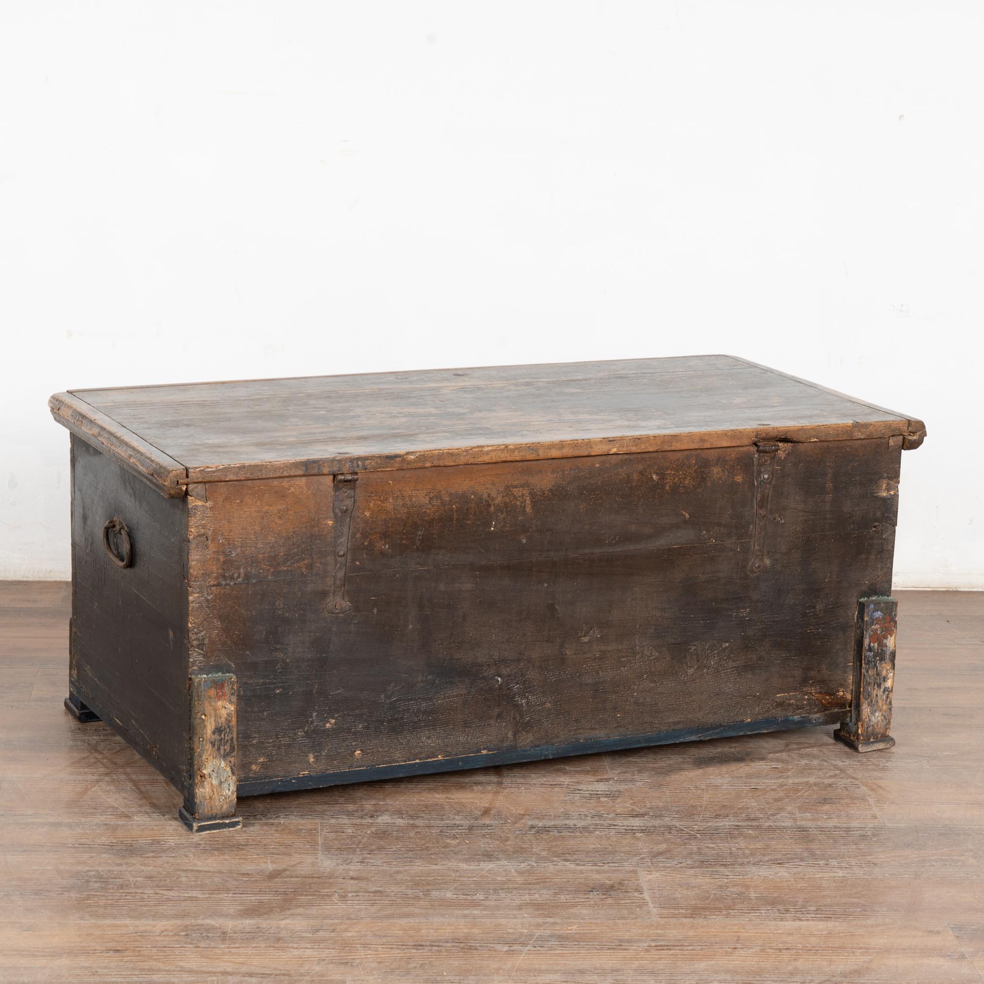Baule piatto dipinto di blu scuro datato 1900, Ungheria in vendita 5
