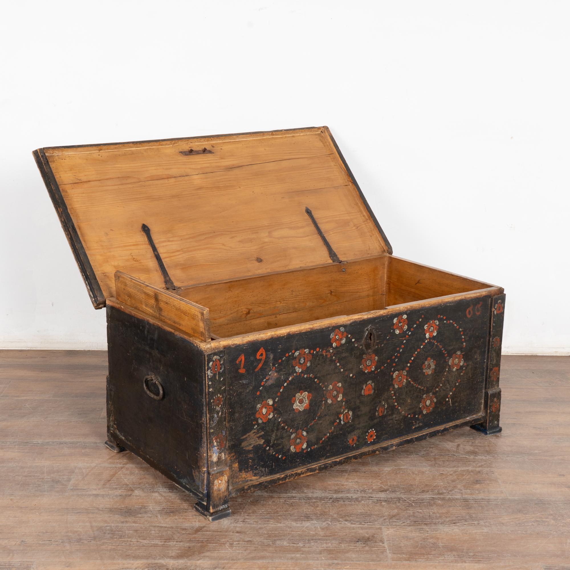 Rustico Baule piatto dipinto di blu scuro datato 1900, Ungheria in vendita
