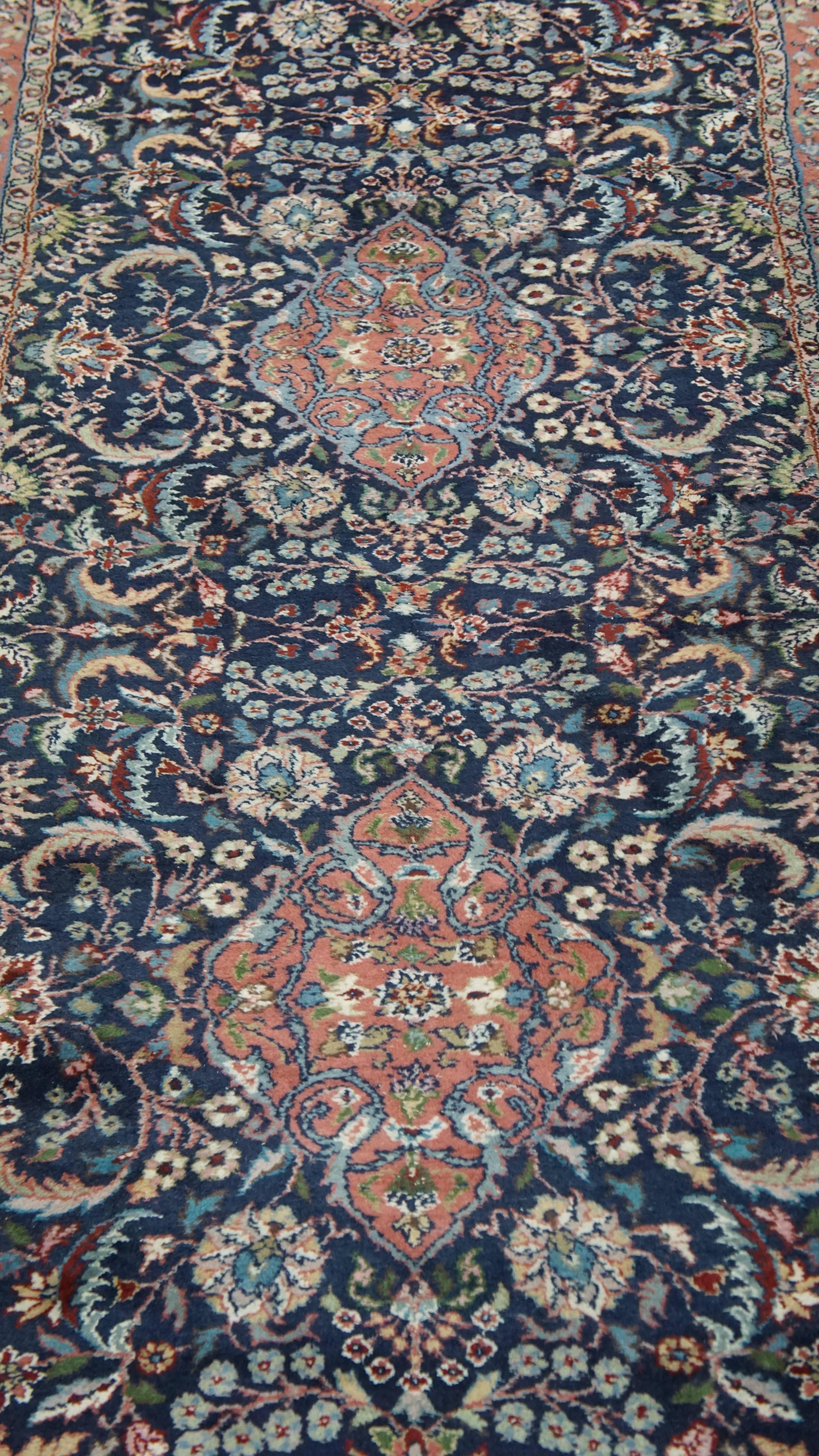 Angeboten wird dieser hauptsächlich dunkelblaue orientalische Läufer mit den Maßen 283x105cm, der sich durch atemberaubende Farben und komplizierte Muster auszeichnet. 

Verschönern Sie Ihr Zuhause mit diesem schönen Teppich. Es zeigt satte Farben