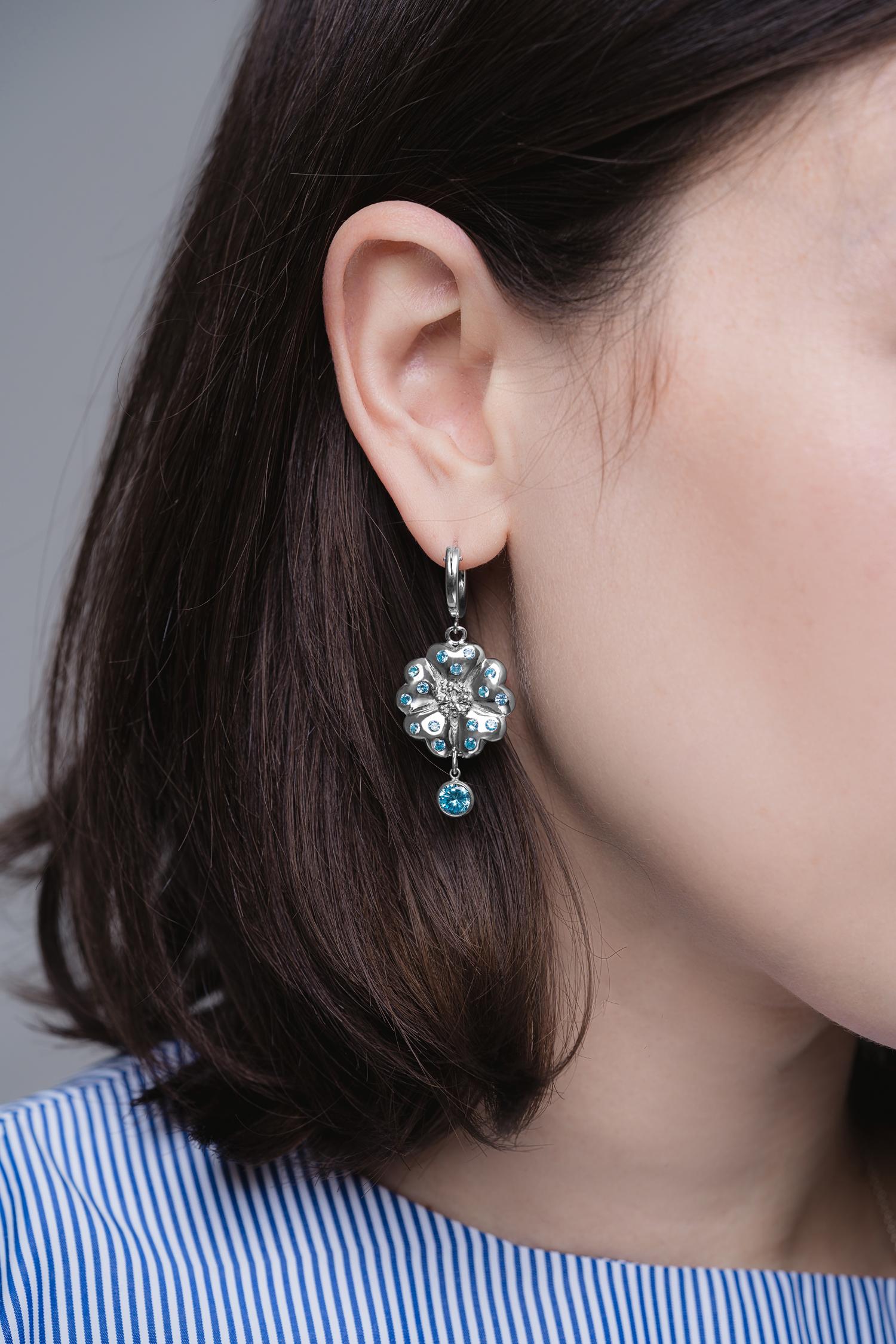 Dark Blue Topaz Blossom Small Hoop Stone Earrings In New Condition For Sale In New York, NY