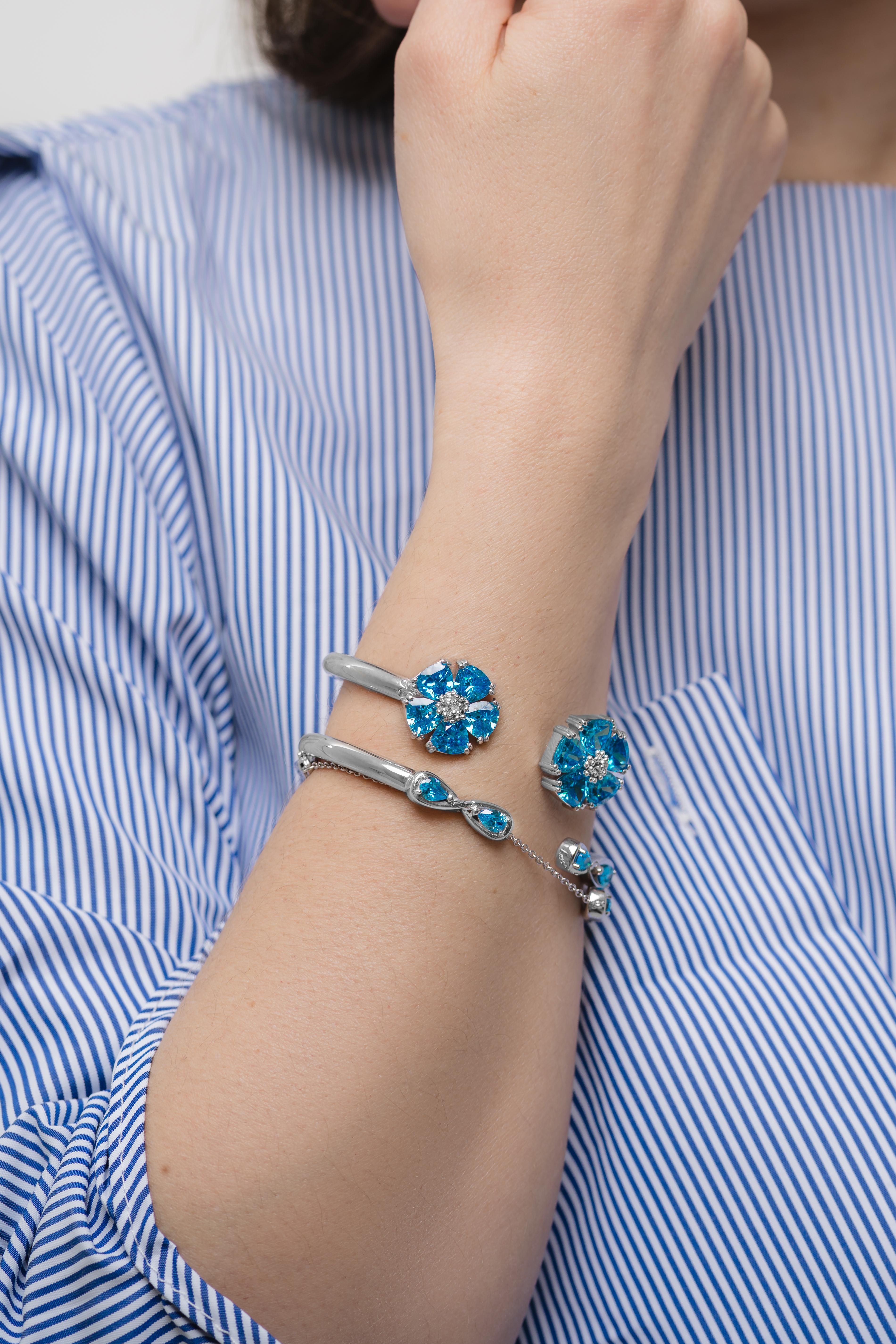 Dark Blue Topaz Blossom Stone Hinge Bracelet In New Condition For Sale In New York, NY