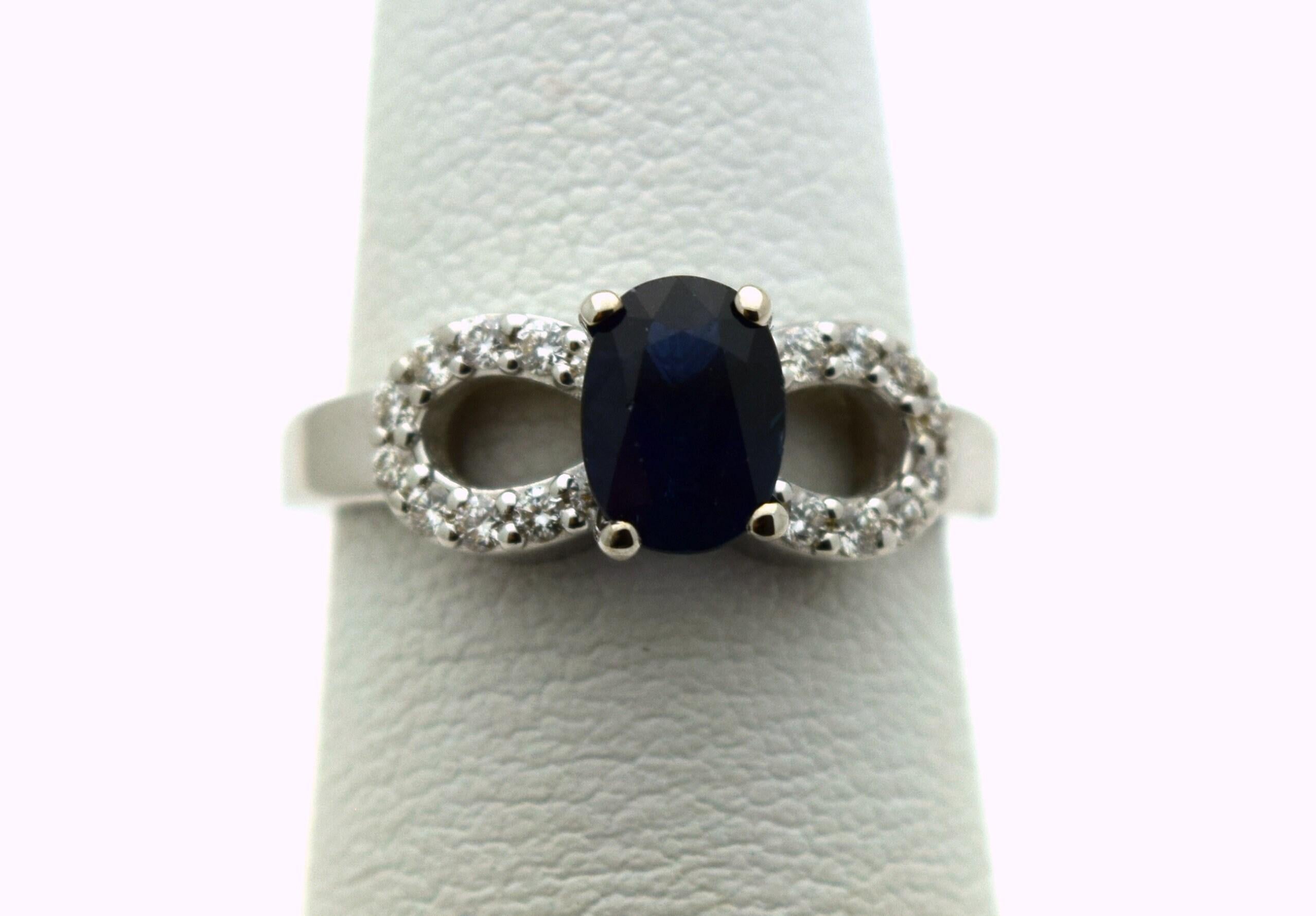 Oval Cut Dark blue sapphire ring 18KT gold For Sale