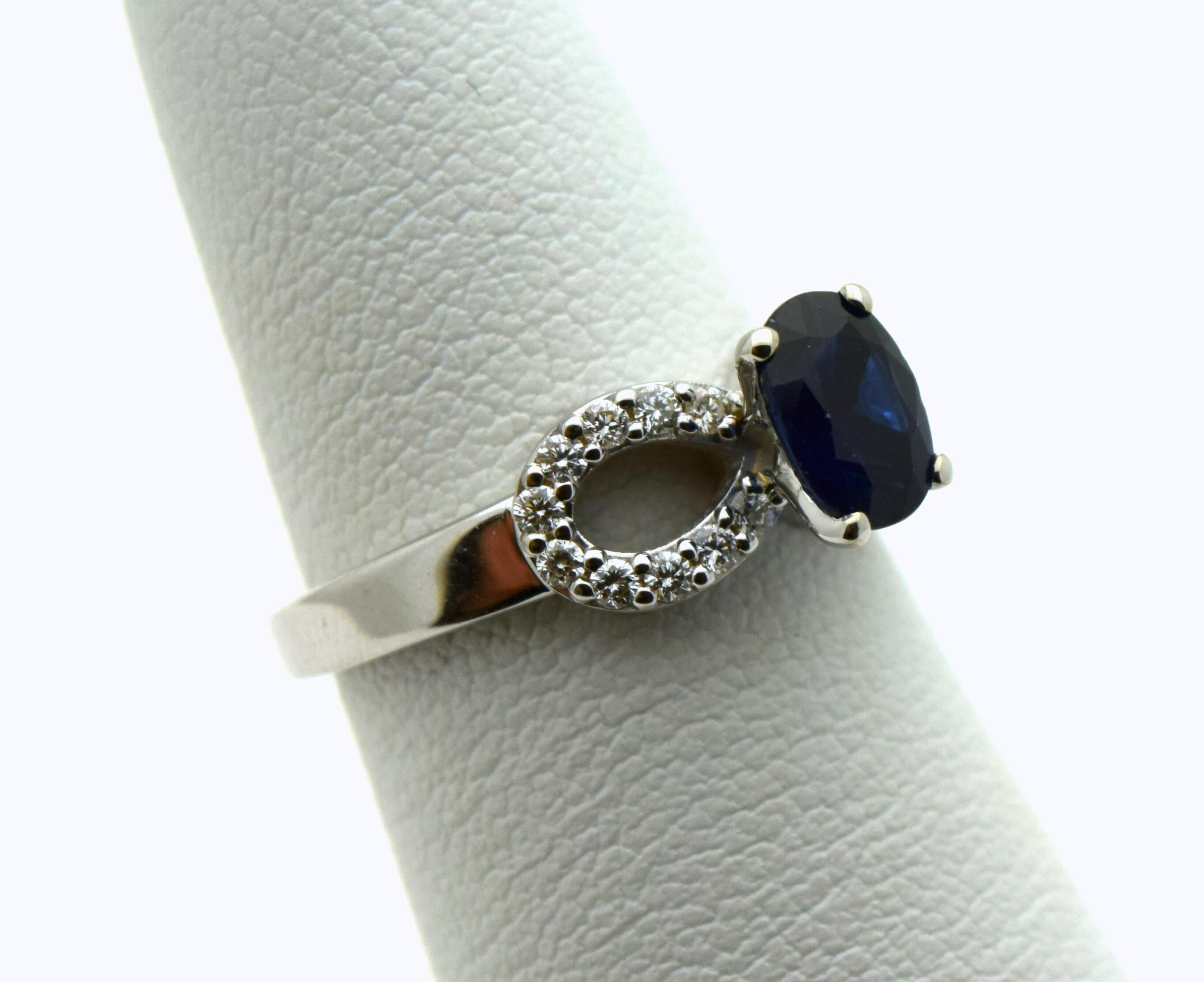 Dark blue sapphire ring 18KT gold In New Condition For Sale In Boca Raton, FL