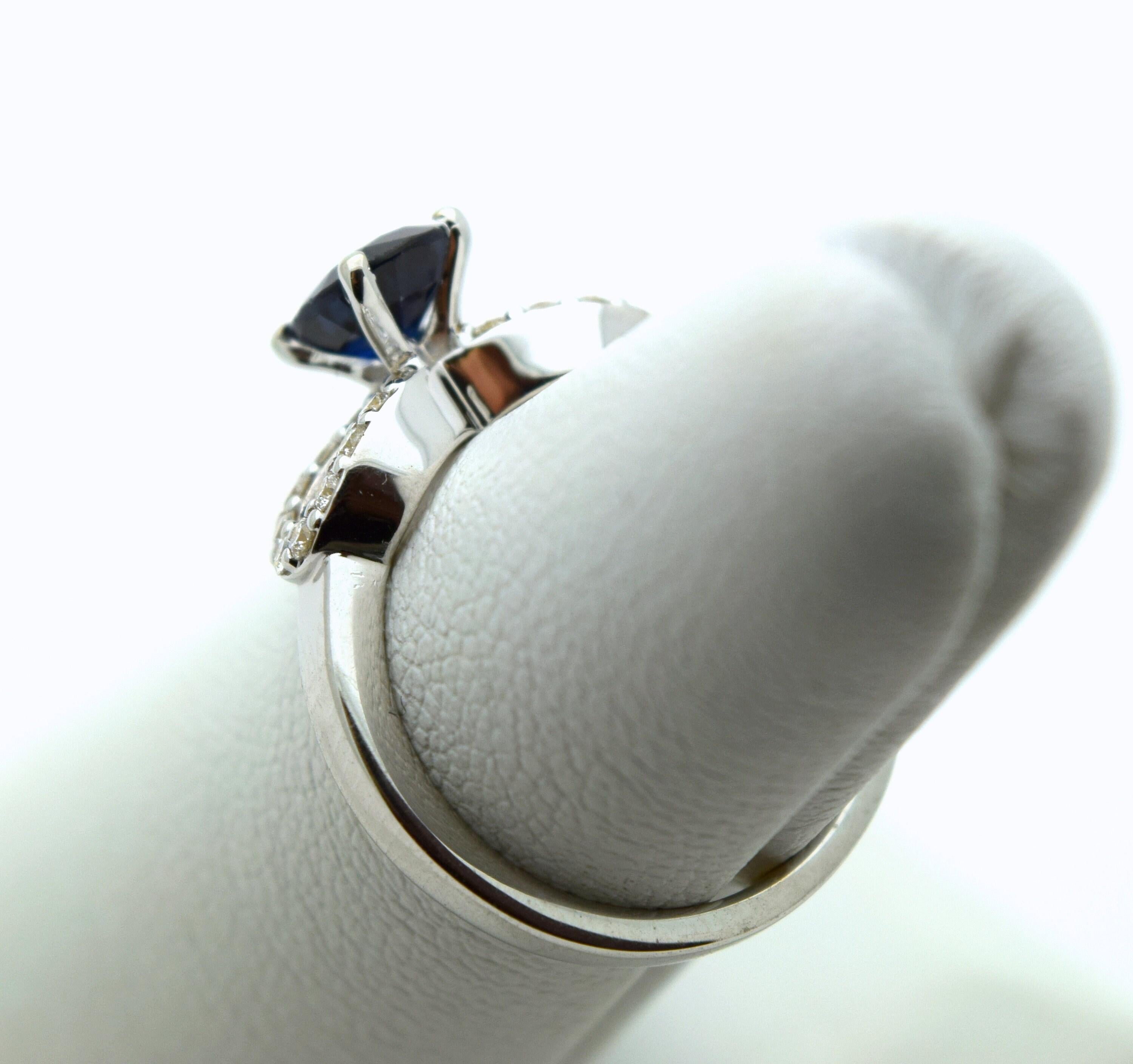 Women's or Men's Dark blue sapphire ring 18KT gold For Sale