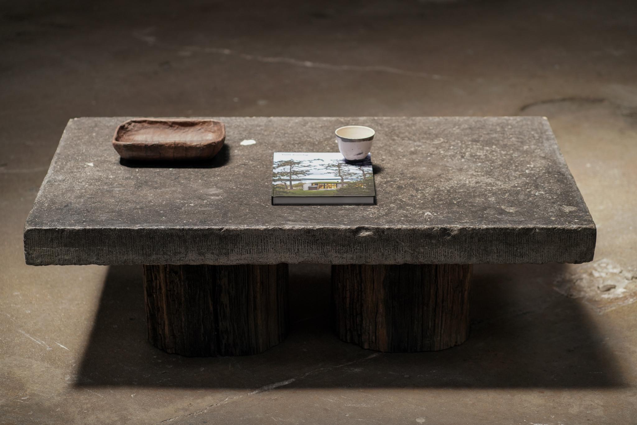 Belge Table basse en pierre bleu foncé en vente