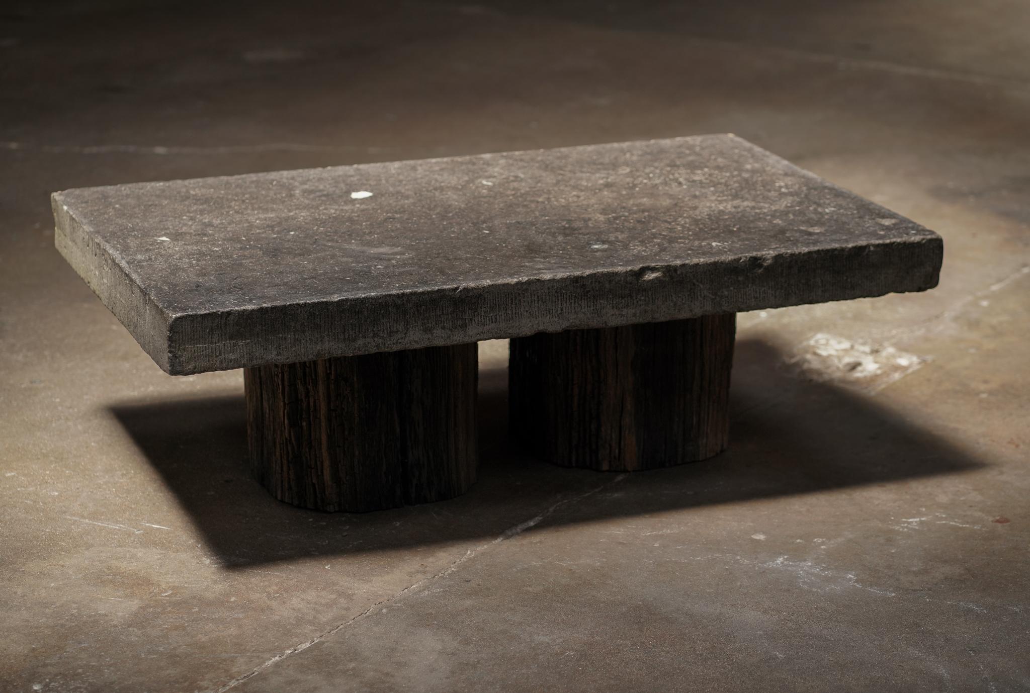 Table basse en pierre bleu foncé Excellent état - En vente à Los Angeles, CA
