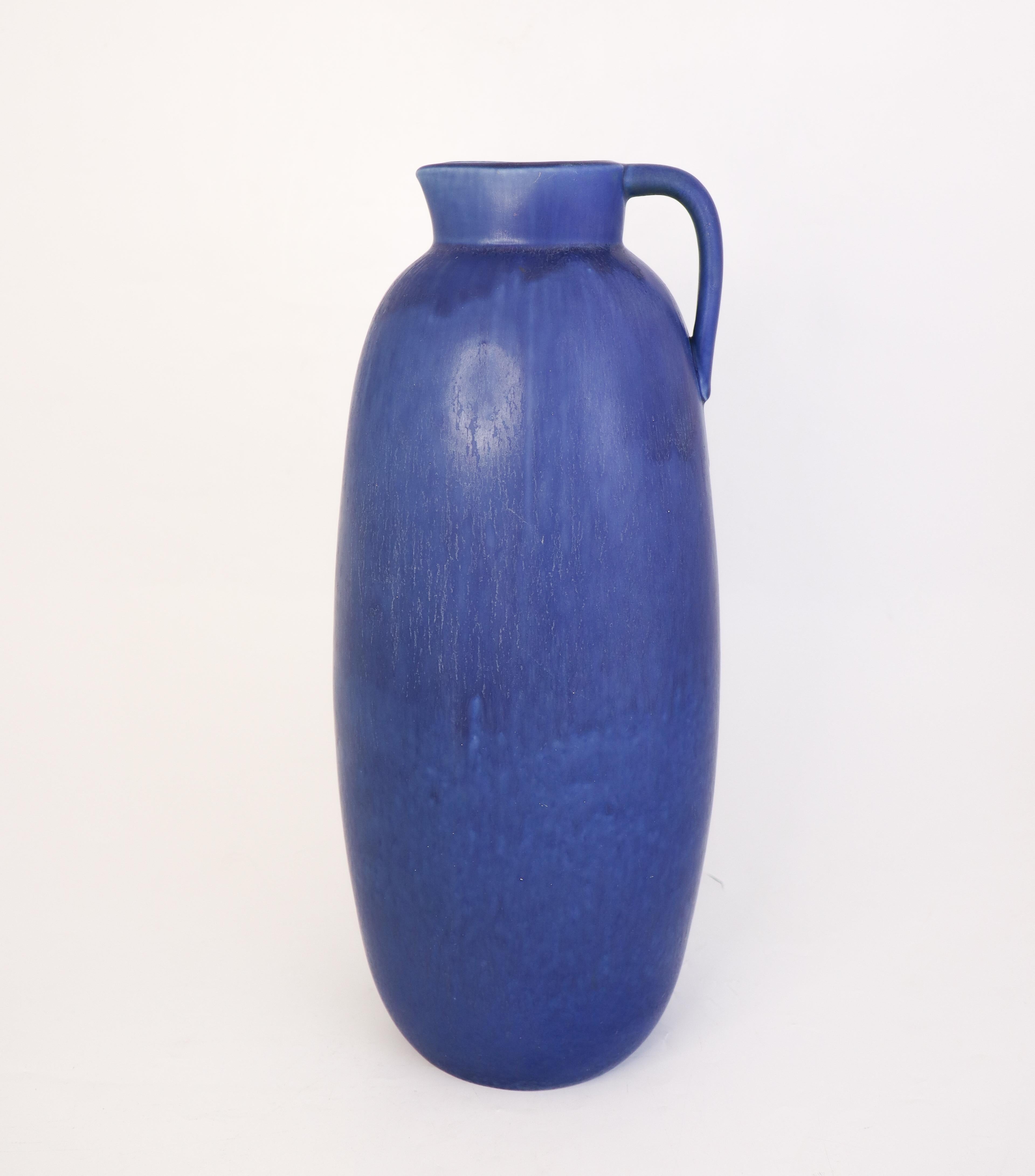 Uno splendido vaso in ceramica blu scuro disegnato da Carl-Harry Stålhane a Rörstrand, probabilmente negli anni '40, dato che è contrassegnato dalla scritta Sverige anziché Sweden. Il vaso potrebbe essere unico, come lo sono a volte i vasi con la