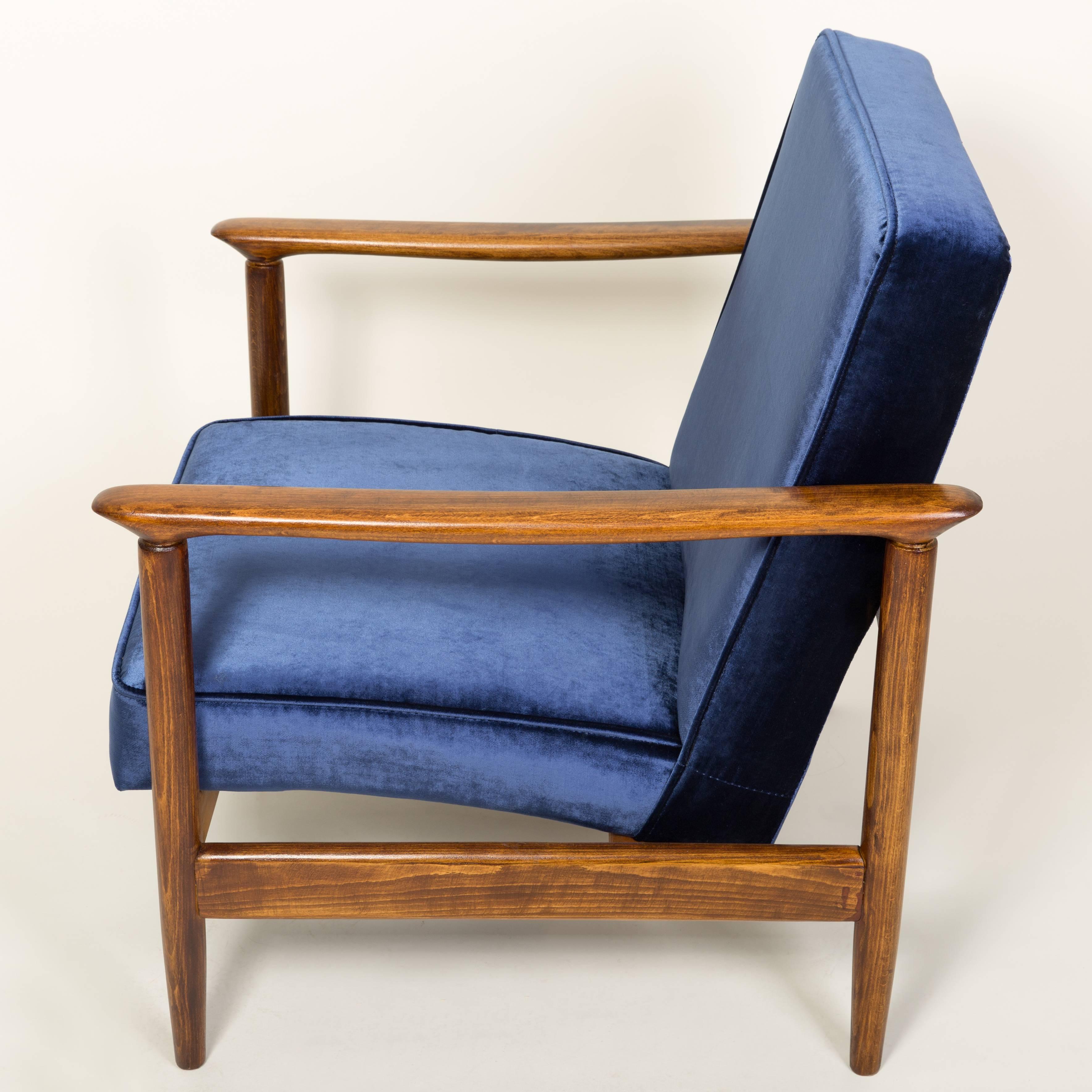 Sillón de terciopelo azul marino, tipo GFM 142 Diseñado por Edmund Homa, Europa, años 60 Polaco en venta