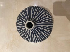 Dunkelblaue und weiß gestreifte gedrechselte Vase, Thailand, zeitgenössisch