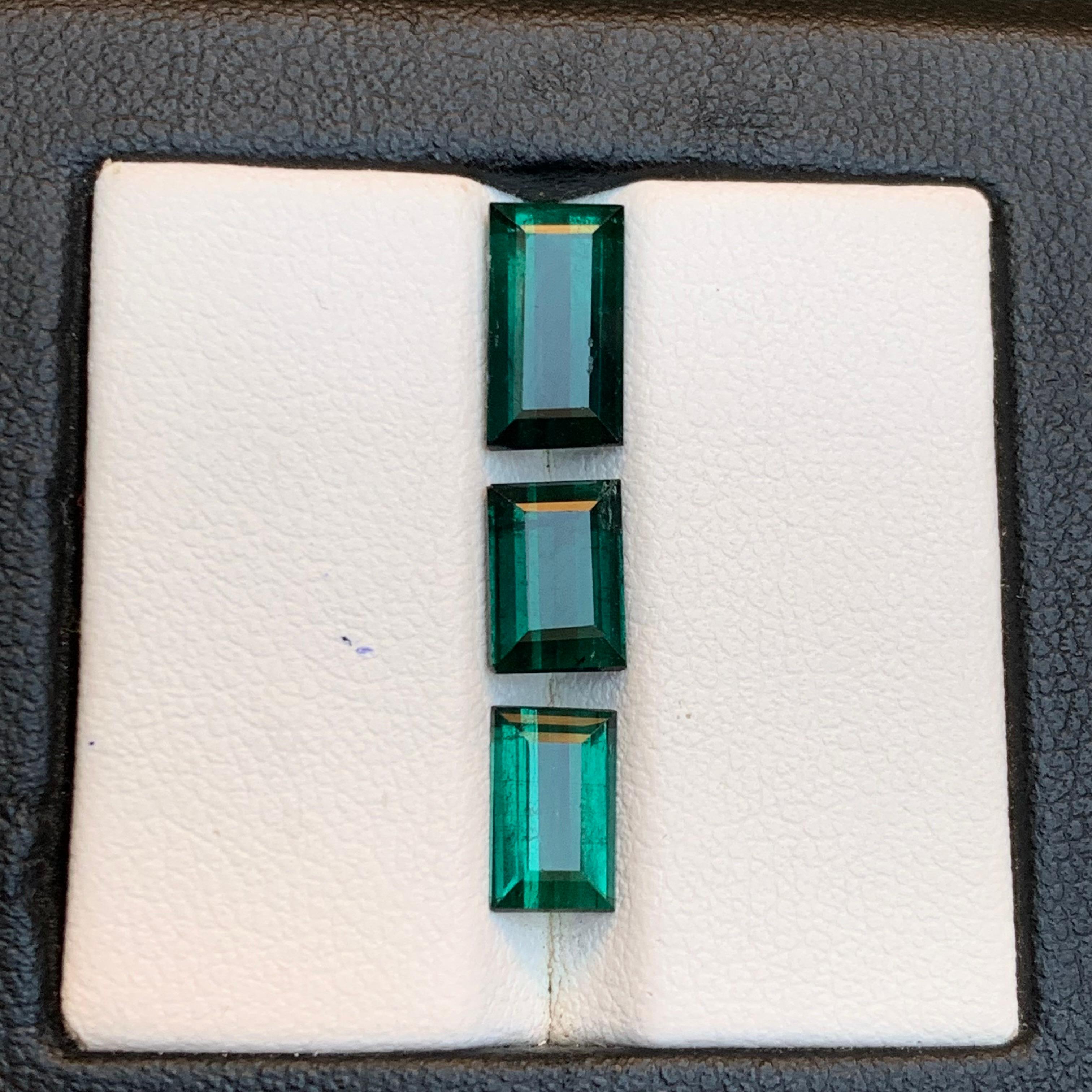 Dark Bluish Green Tourmaline 5.50 Ct Baguette Cut Natural Loose Gemstones Parcel In New Condition For Sale In Peshawar, PK