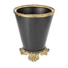 Corbeille à papier en laiton foncé avec base ornée