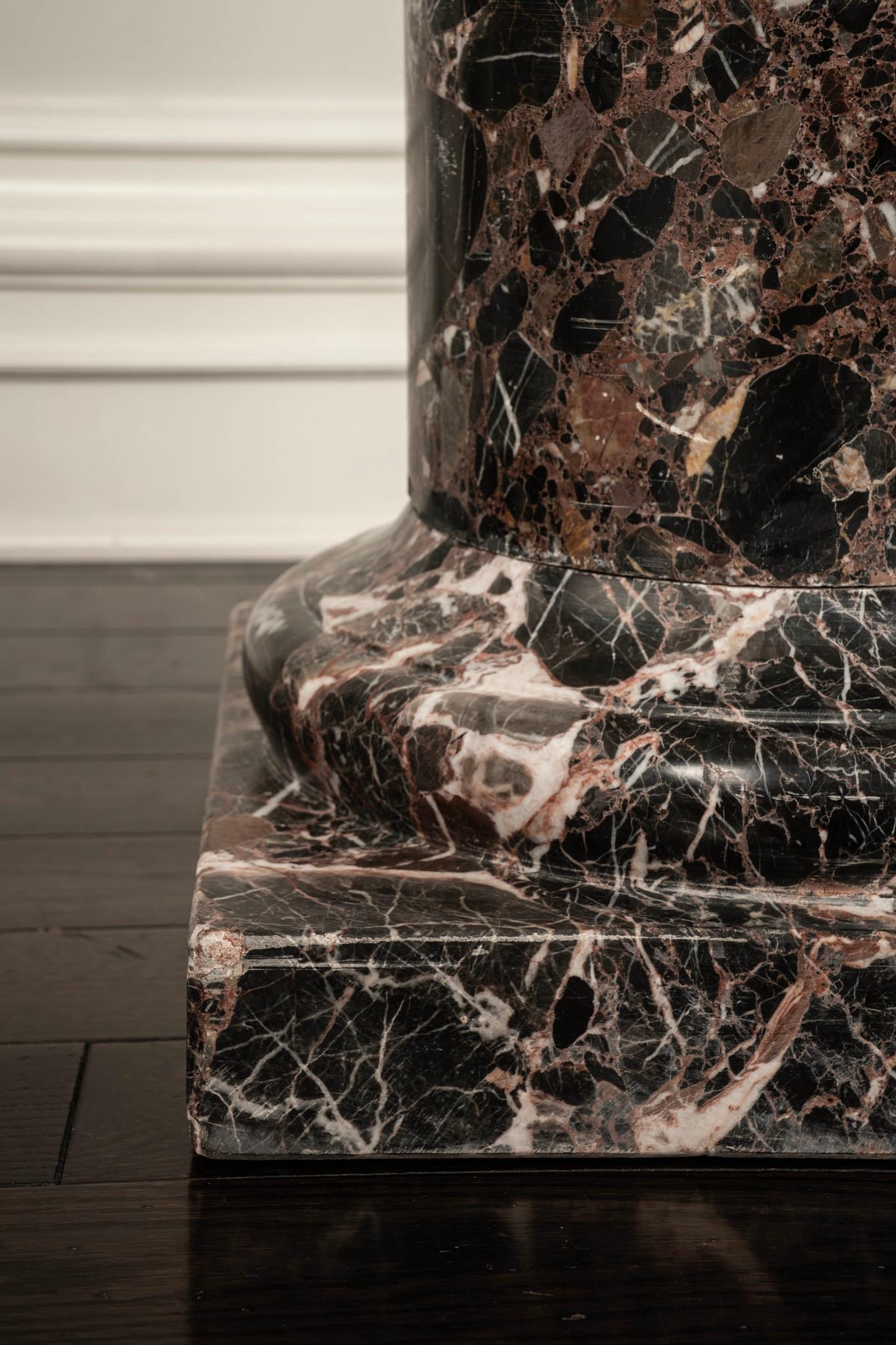 Sockel aus dunklem Breccia-Marmor im neoklassizistischen Revival-Stil in Form einer griechischen Säule mit Sockel. Dieser Artikel besteht aus zwei Teilen: dem quadratischen Sockel und der Säule.