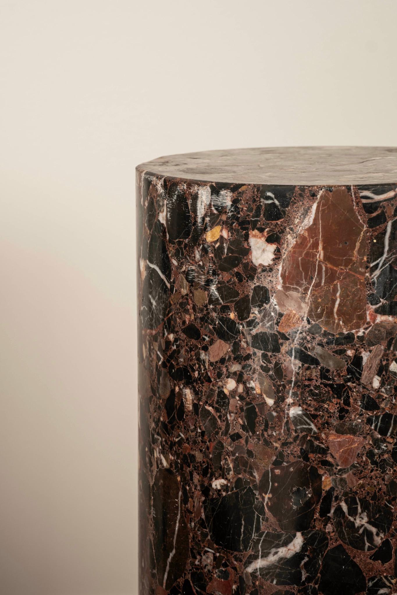 Dunkeler Breccia-Marmorsockel (Neoklassisches Revival) im Angebot