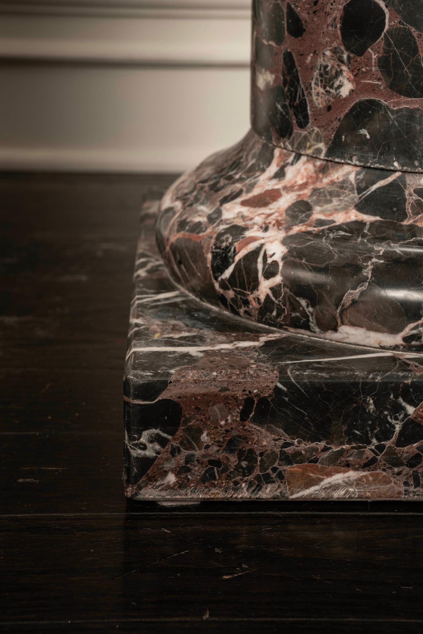 Dunkeler Breccia-Marmorsockel im Zustand „Gut“ im Angebot in Houston, TX