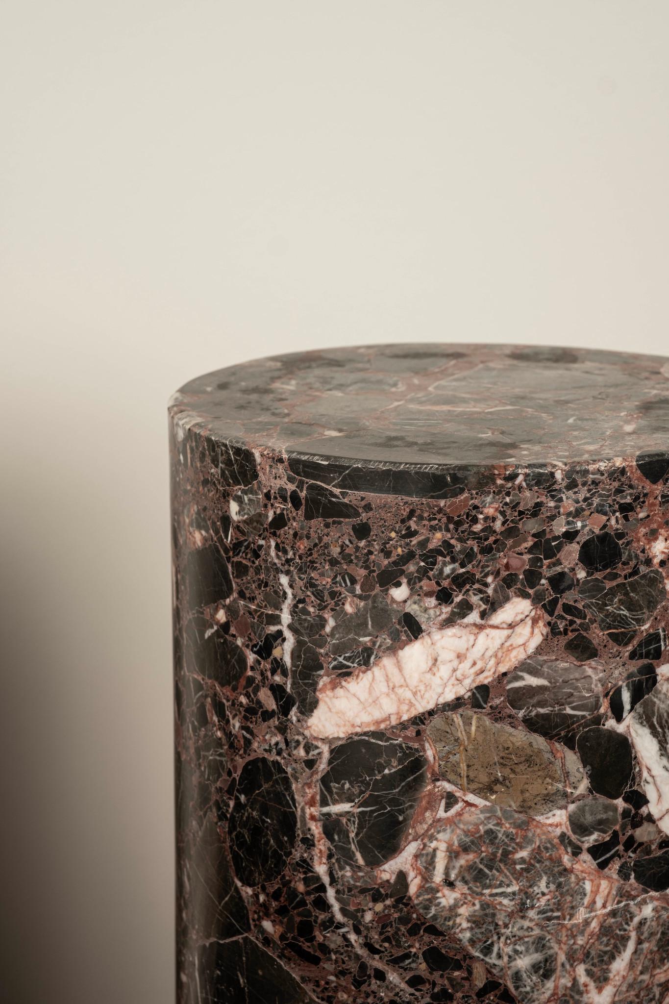 Dunkeler Breccia-Marmorsockel (20. Jahrhundert) im Angebot