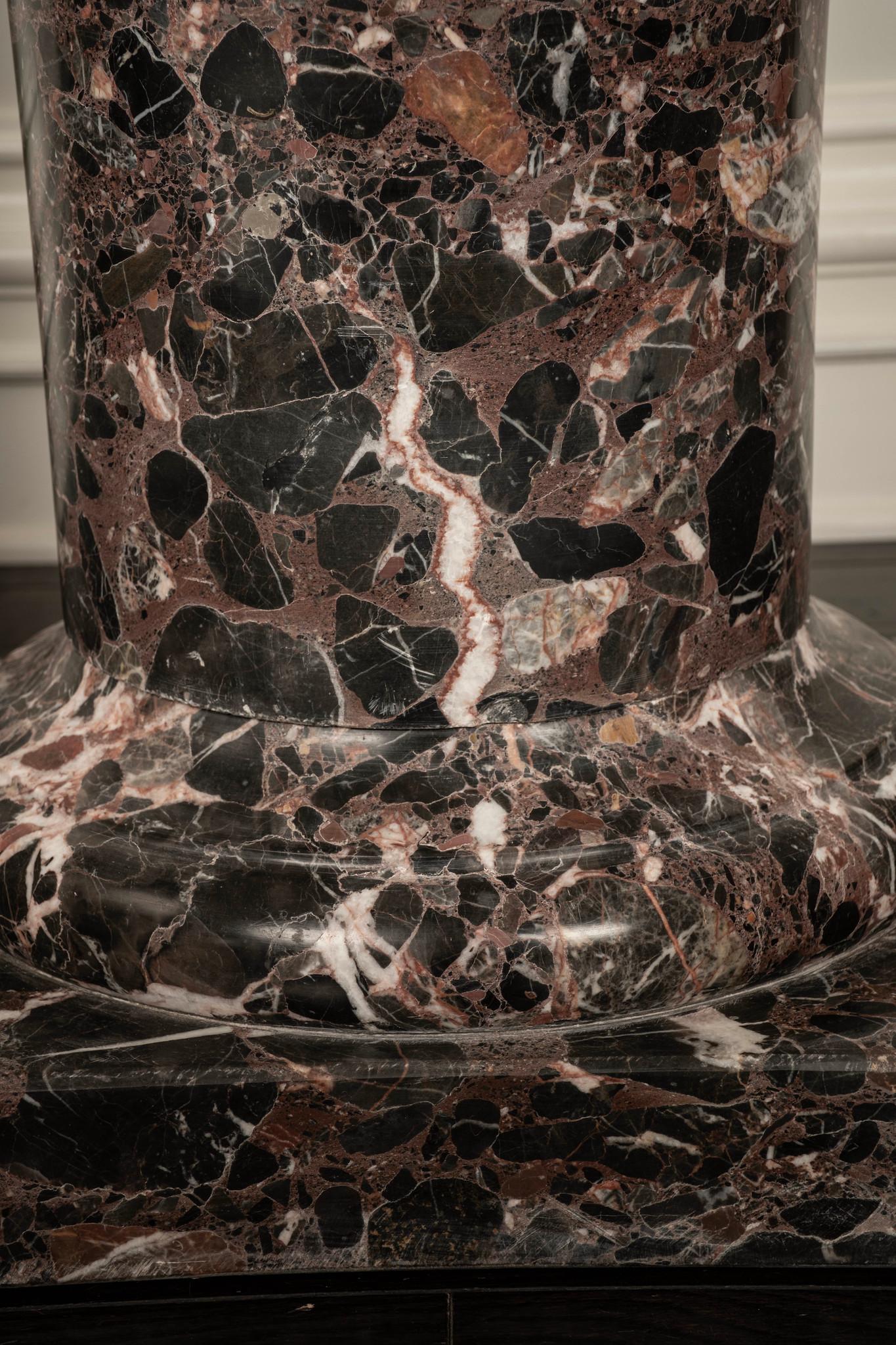 Dunkeler Breccia-Marmorsockel im Angebot 1
