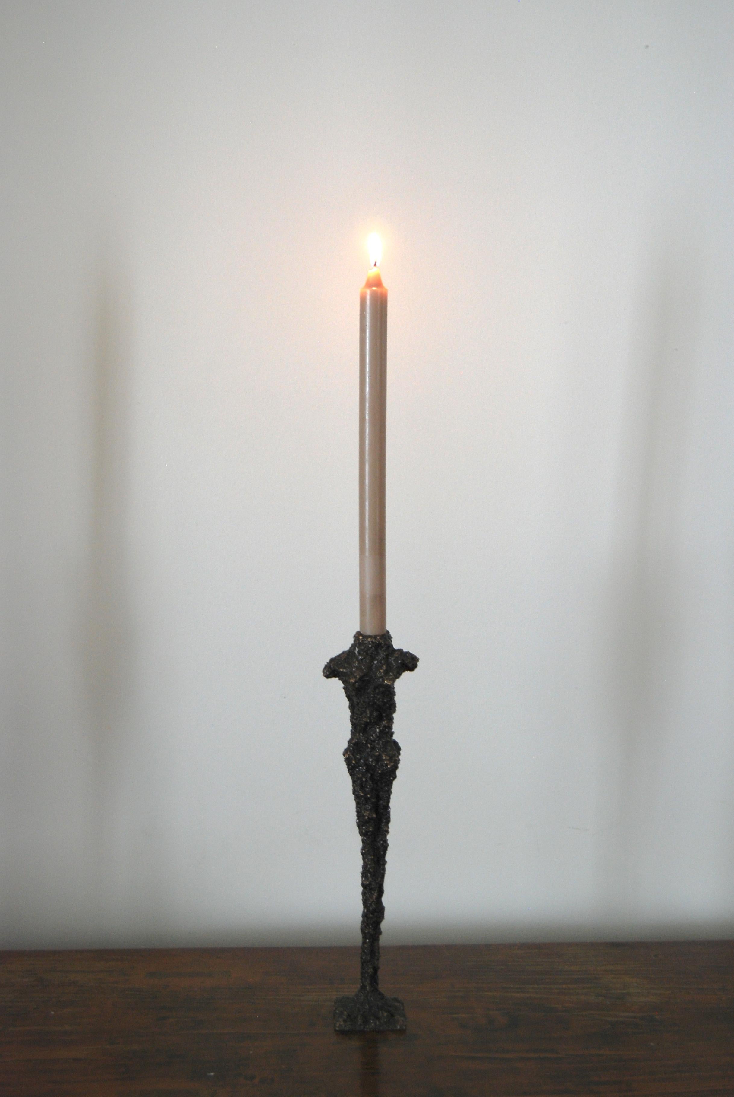 Kerzenhalter aus dunkler Bronze von FAKASAKA Design
Abmessungen: B 9 x T 6 x H 33 cm
MATERIALIEN: Dunkle Bronze.
 