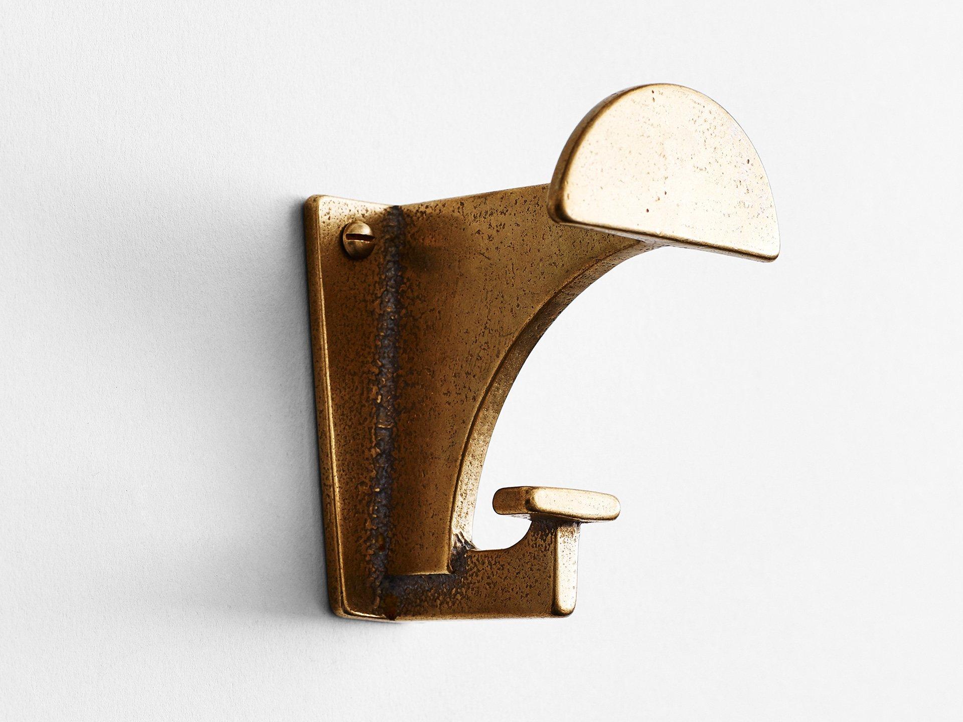 Kompasshook aus geschwärzter Bronze von Henry Wilson im Zustand „Neu“ im Angebot in Geneve, CH
