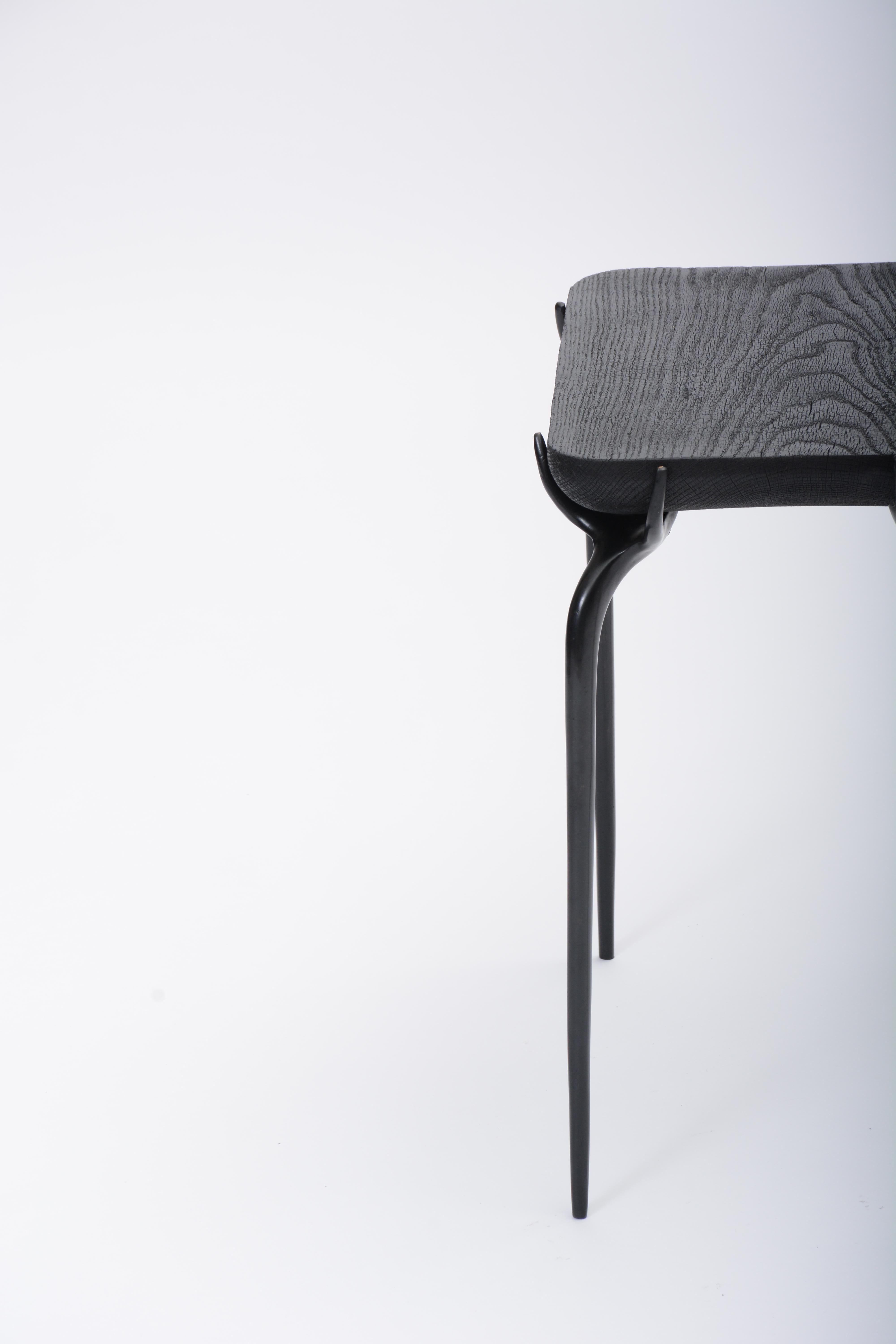 Dunkelbronze-Schmuck-Beistelltisch mit Holzplatte aus gebrannter schwarzer Eiche von Elan Atelier (Europäisch)