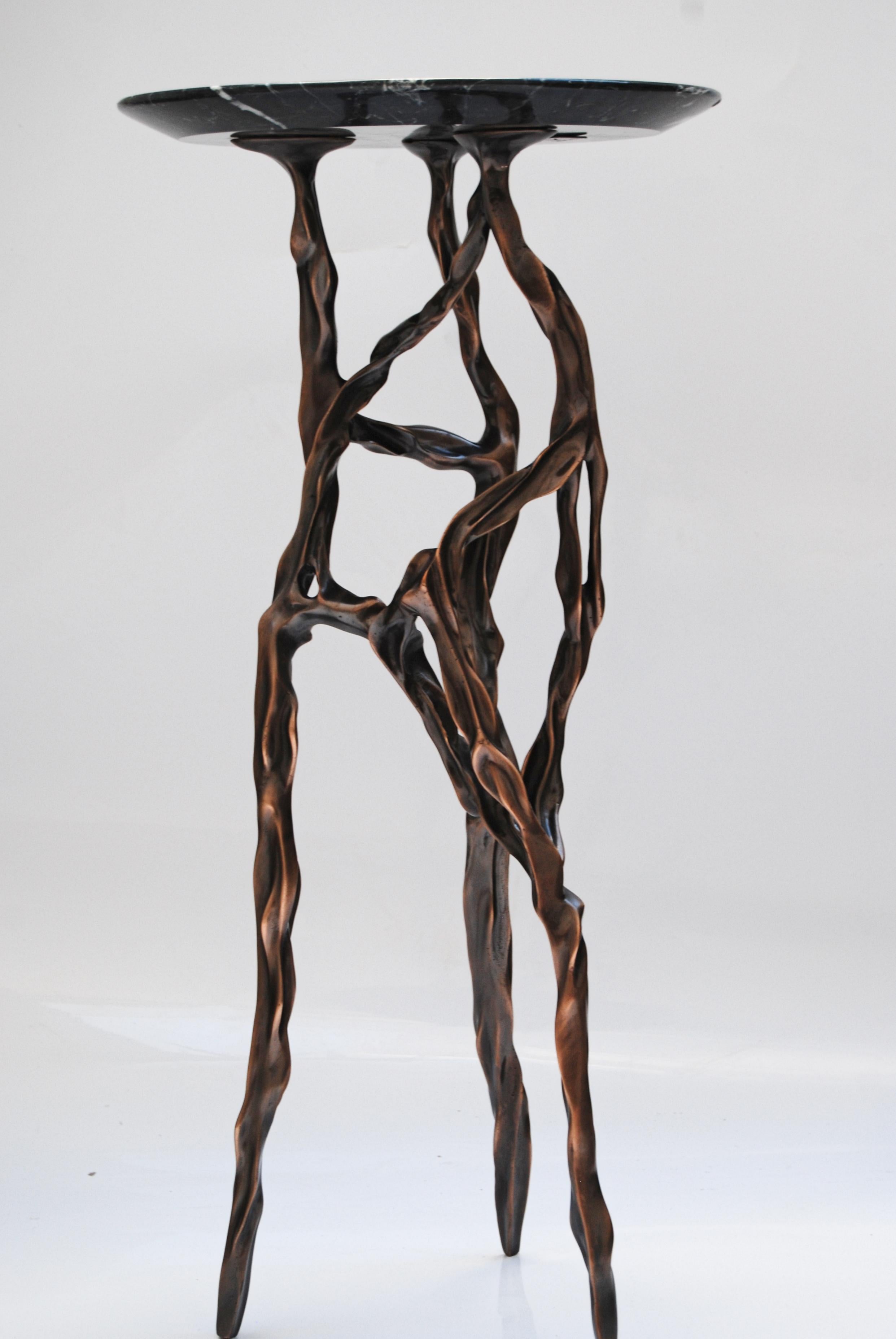 Table d'appoint en bronze foncé avec plateau en marbre Marquina de Fakasaka Design Neuf - En vente à Geneve, CH