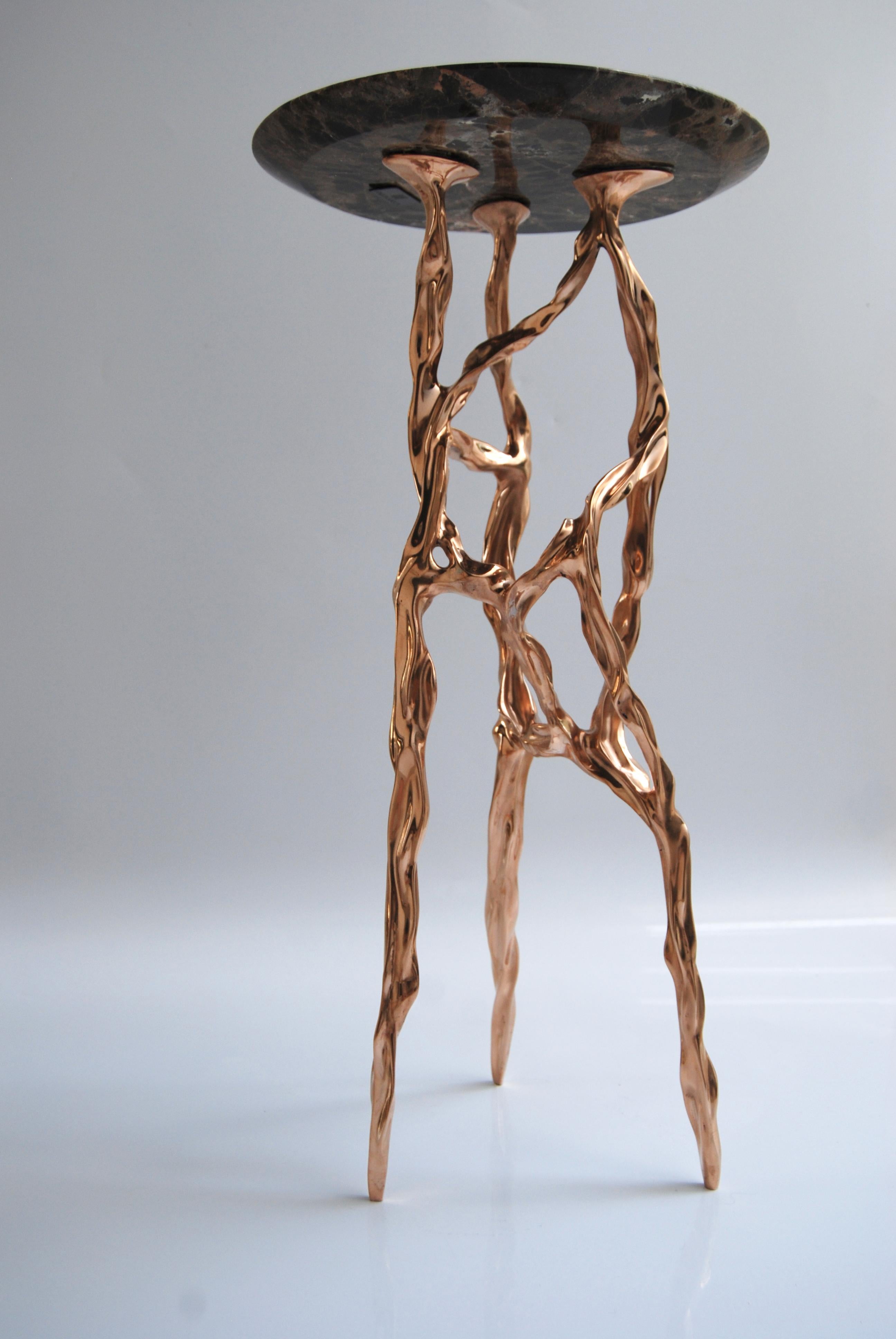 Bronze Table d'appoint en bronze foncé avec plateau en marbre Marquina de Fakasaka Design en vente