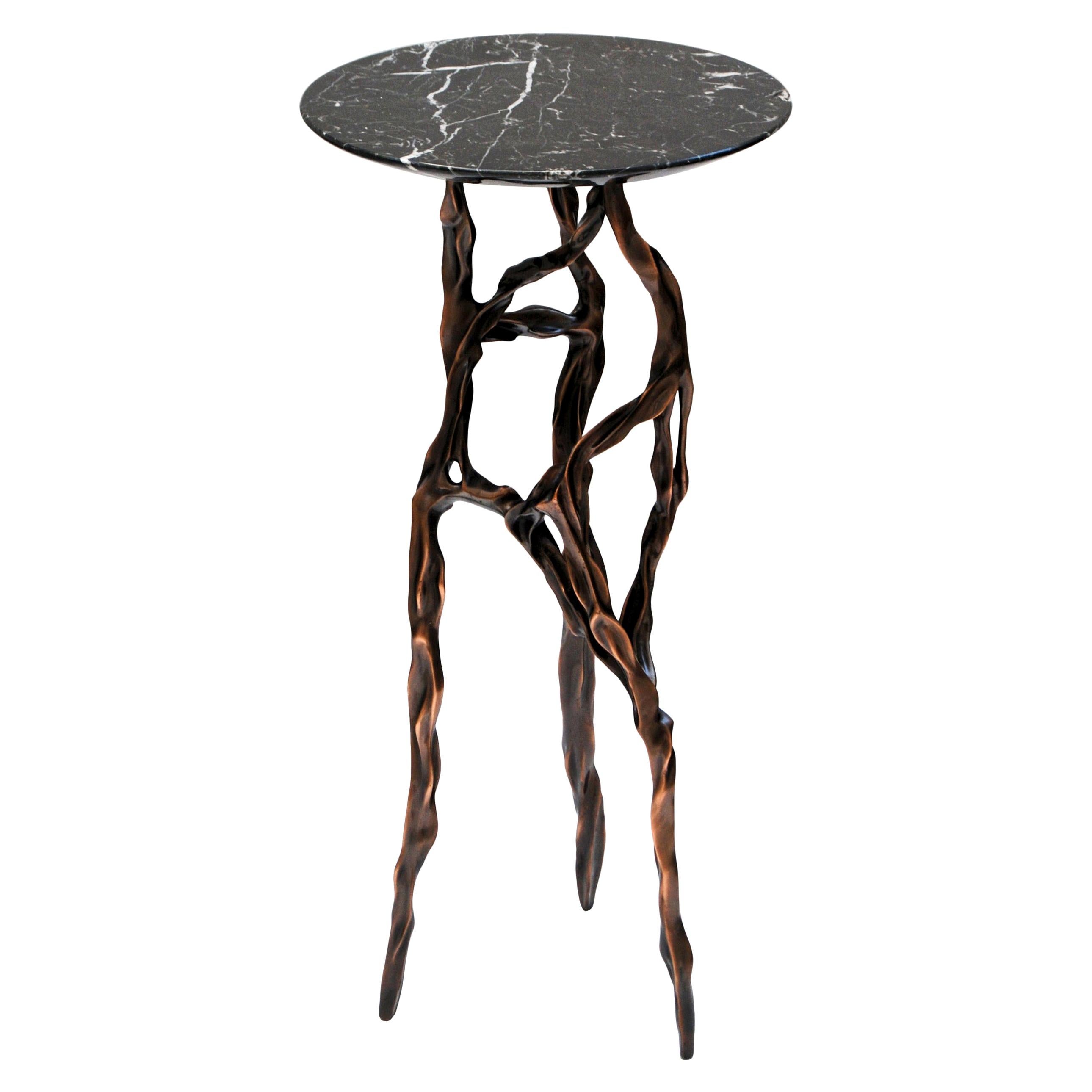 Table d'appoint en bronze foncé avec plateau en marbre Marquina de Fakasaka Design