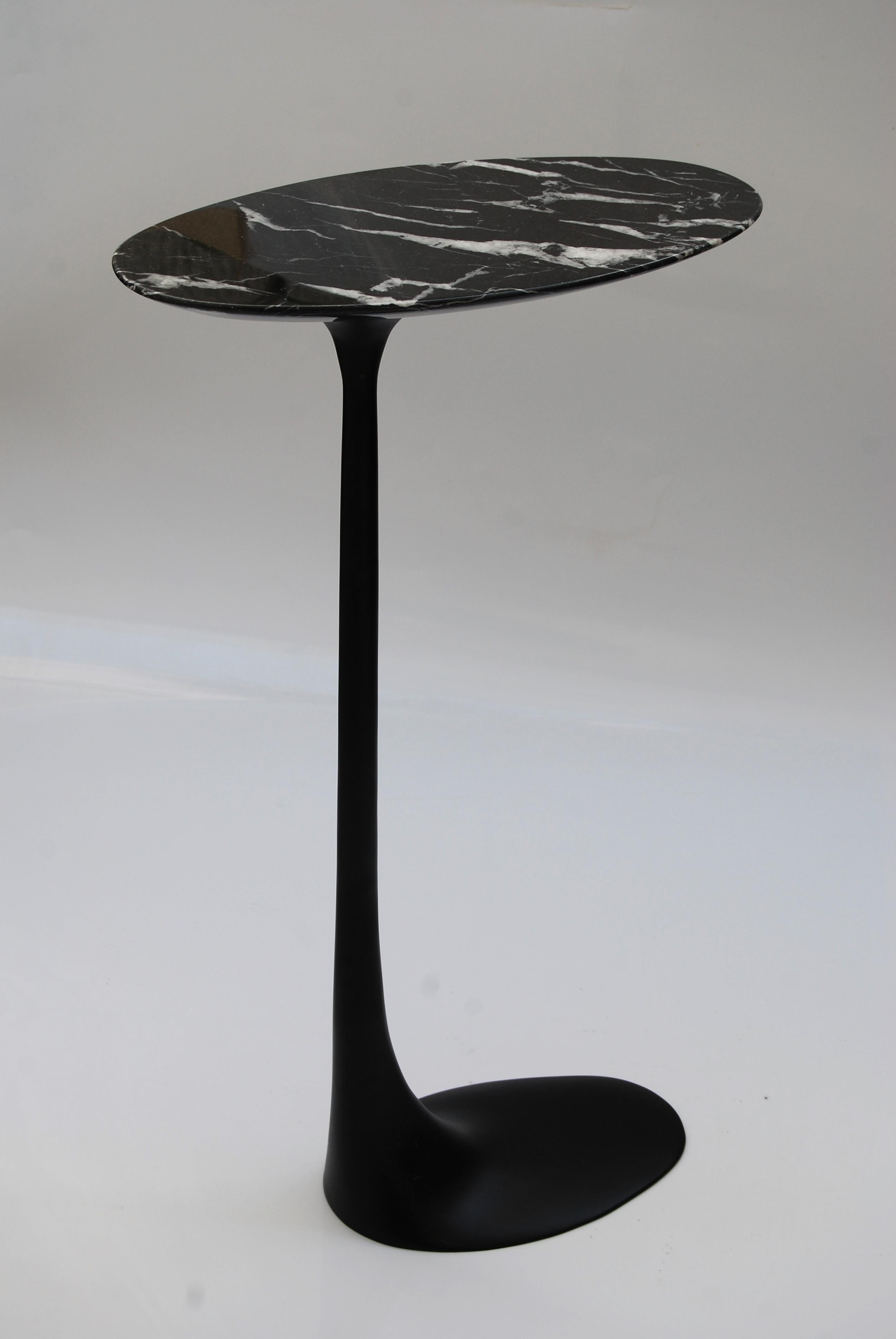 Mesa de bronce oscuro con tapa de mármol marquina de FAKASAKA Design
Dimensiones: An 18 x Pr 38 x Al 62 cm
Materiales: Bronce oscuro, mármol nero marquina.

