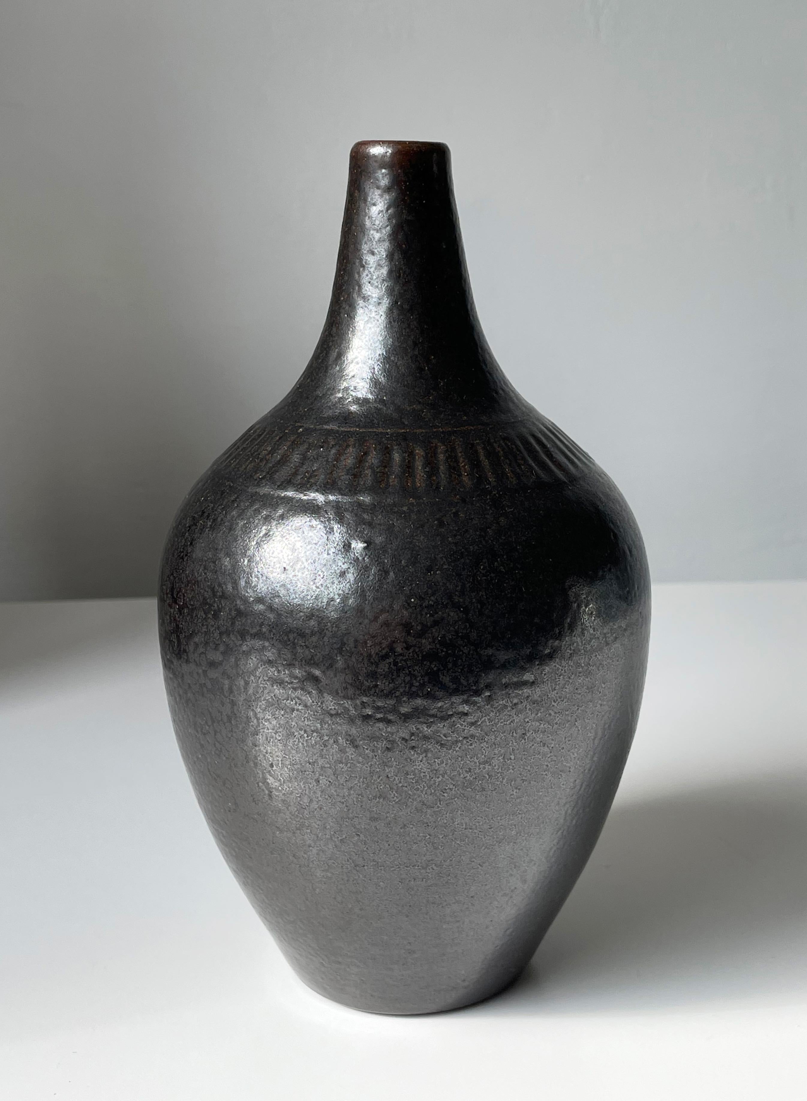 Svedese Andersson per Wallåkra 1950 Vaso in ceramica marrone scuro in vendita