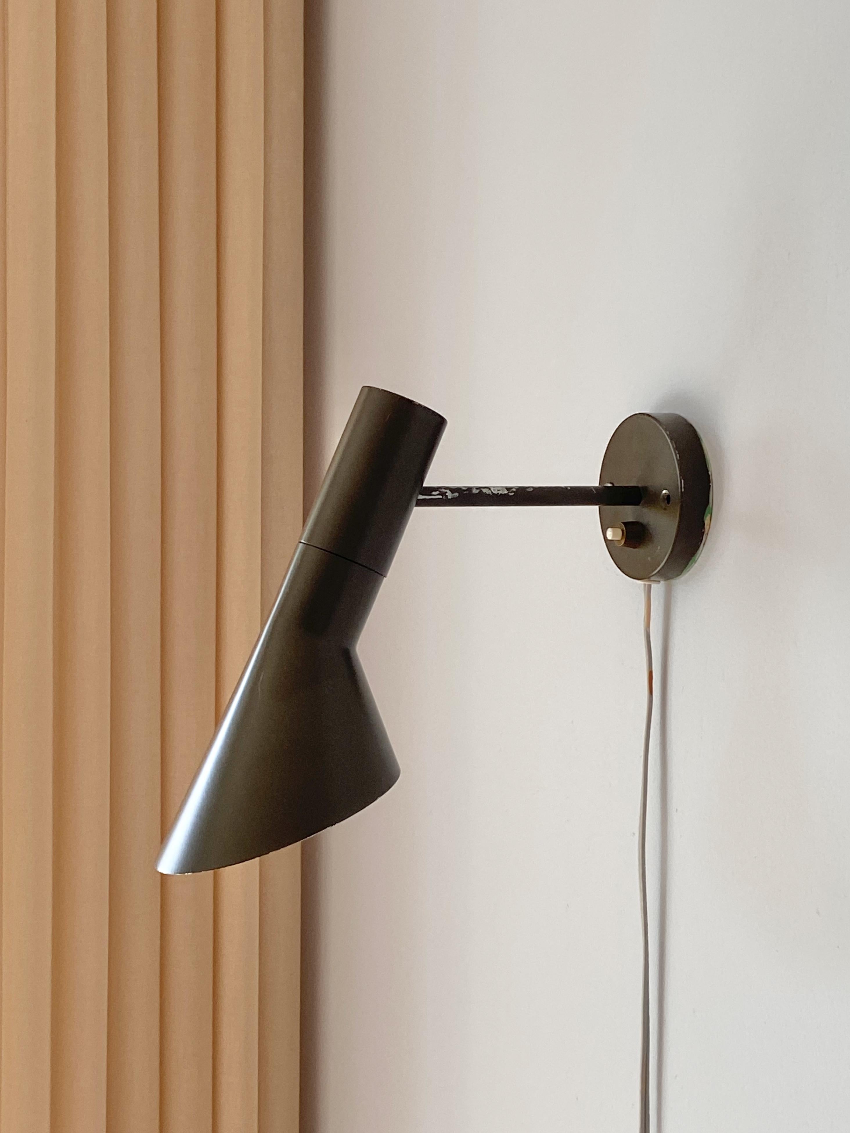 Very very nice old AJ wall lamp Design from 1957 by Arne Jacobsen & produced by Louis Poulsen in the 1965-1969, Made in Denmark. The lamp is in original condition. No parts missing with 1x E14 for  hardwire or Plug-in both possible and ready to use