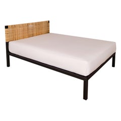 Cama de aluminio marrón oscuro (armazón) con cabecero de mimbre anodizado Coll.