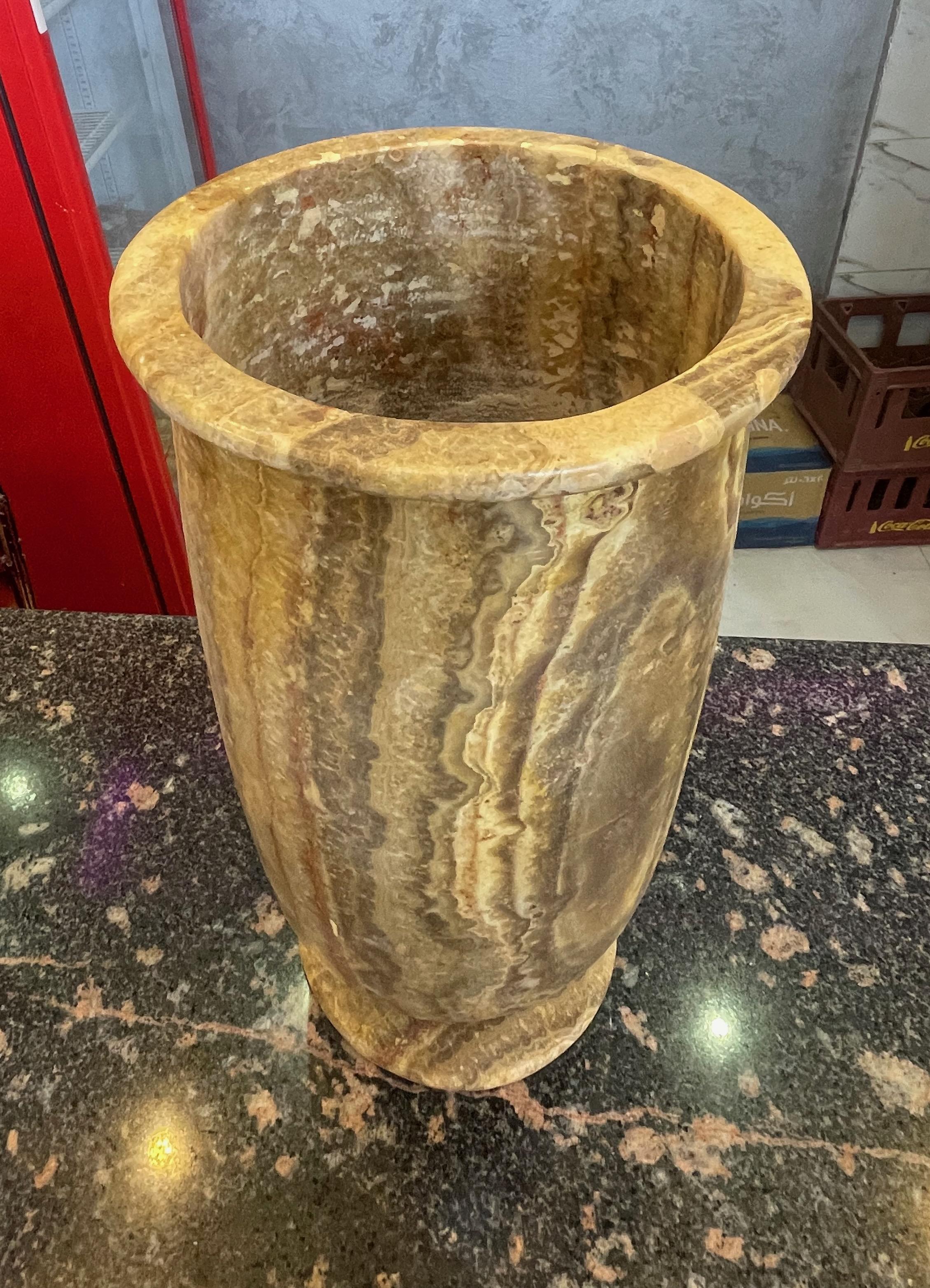 Grande vaso egiziano contemporaneo in alabastro marrone e crema.
Forma del cilindro.
Base decorativa a doppio anello.
Scolpito, modellato e lucidato a mano.
Fa parte di una collezione.