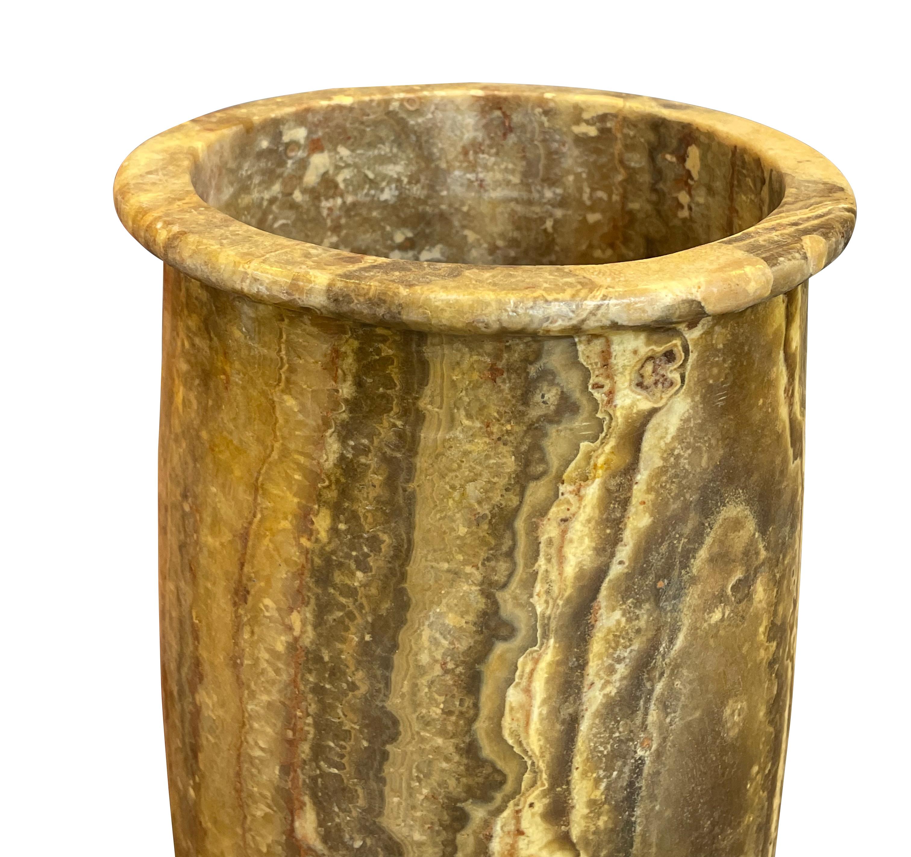 Egizio Vaso grande in alabastro marrone scuro e crema, Egitto, Contemporary in vendita