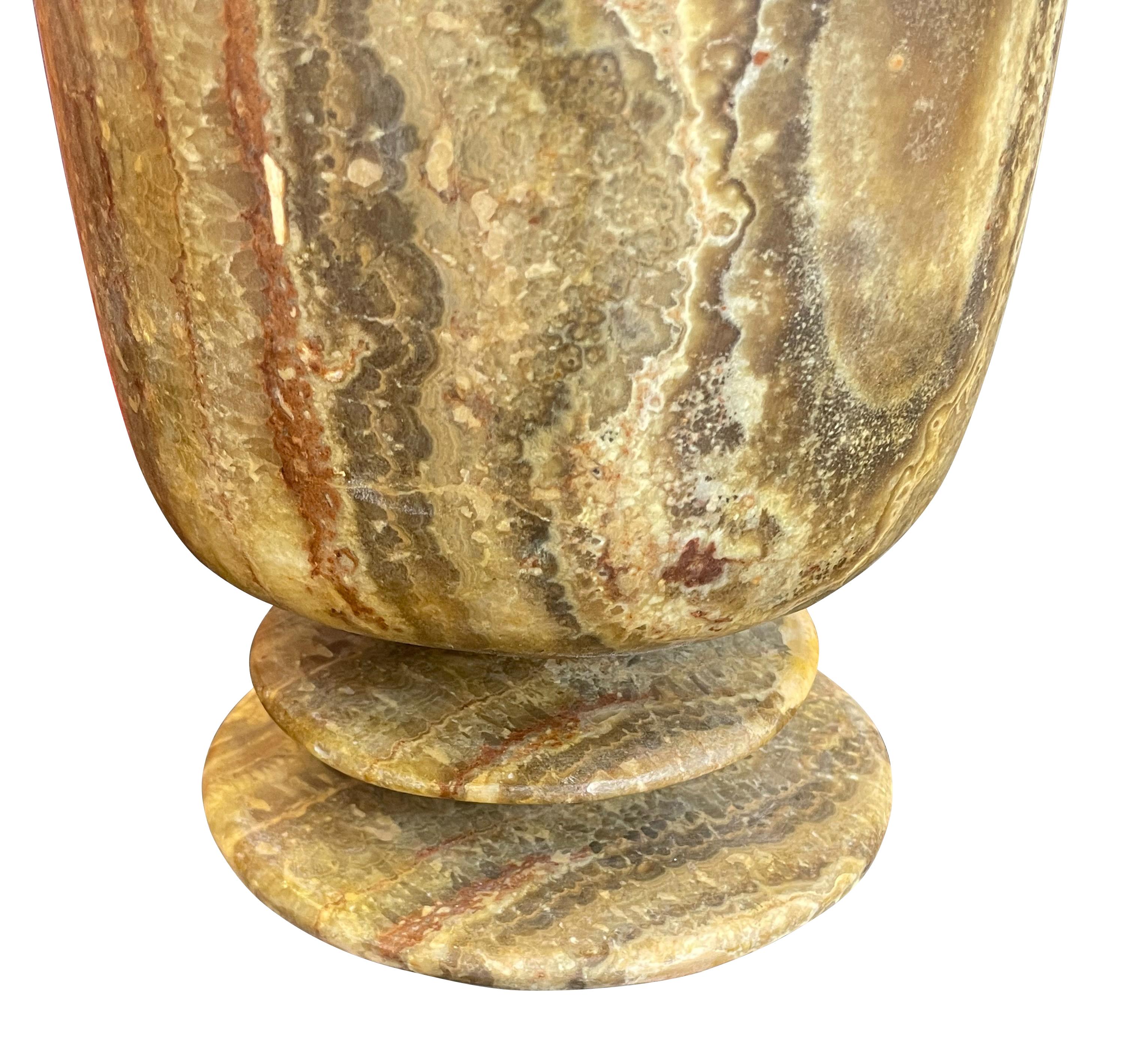 Vaso grande in alabastro marrone scuro e crema, Egitto, Contemporary In condizioni Nuovo in vendita a New York, NY